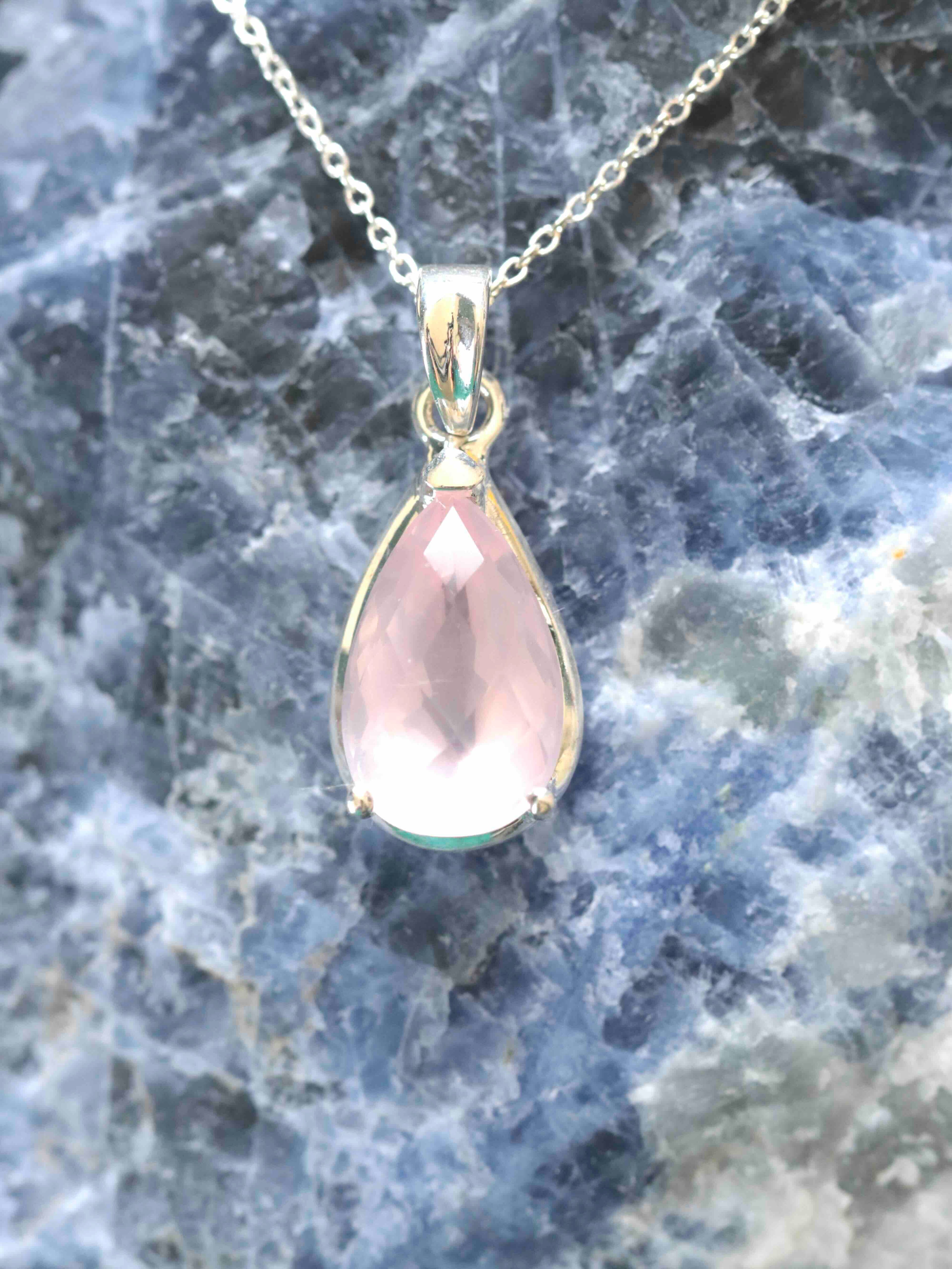 Pendentif Quartz rose goutte du Brésil & Argent 925 - Pierre pour l'Amour & la douceur - SOLYA - Bijoux, Cristaux et mineraux en Belgique - Boutique de pierres naturelles et ethiques