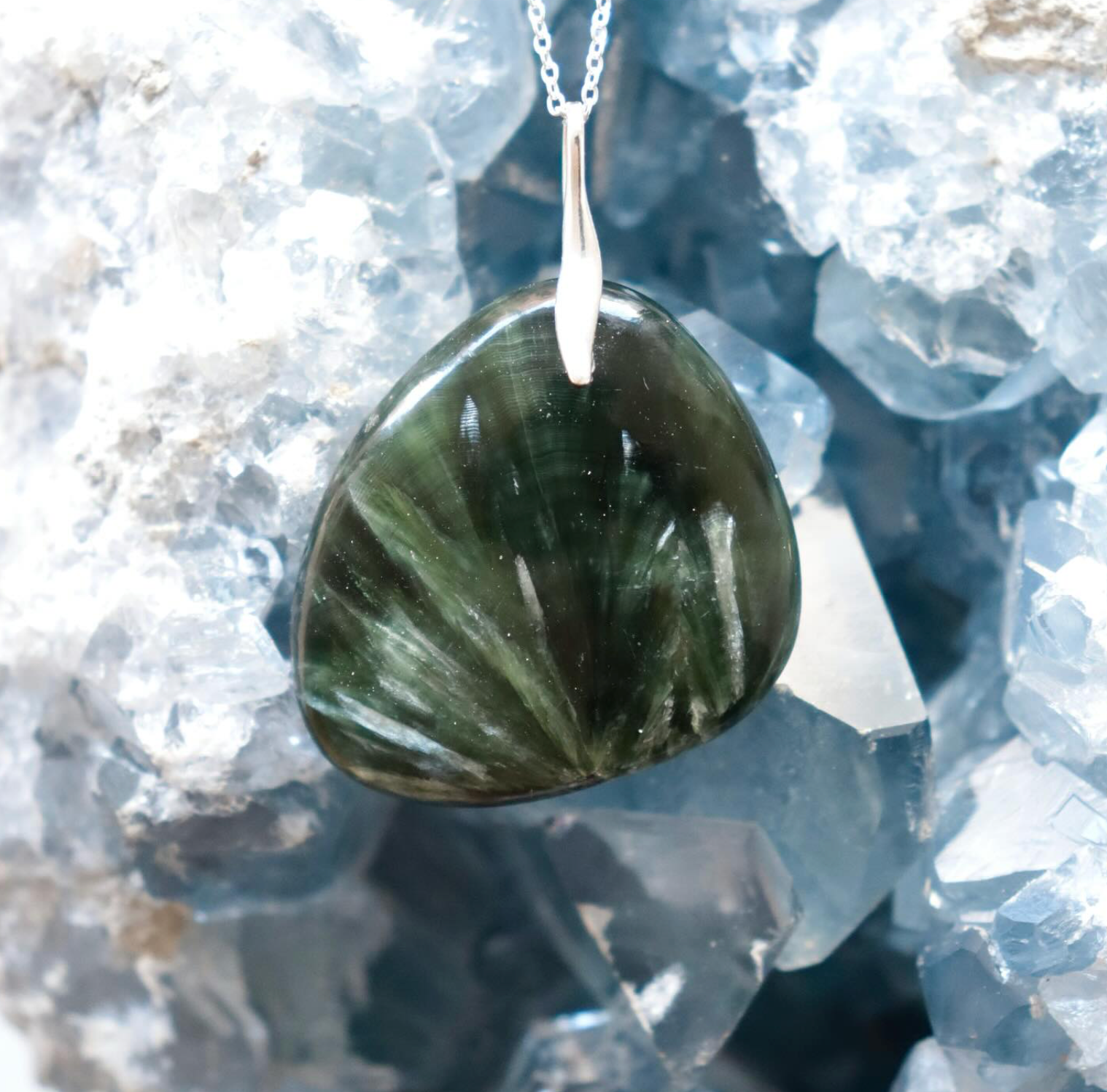 Pendentif Séraphinite l SOLYA l Bijoux, cristaux et minéraux l Boutique de pierres naturelles et éthiques en Belgique l Eshop de lithothérapie