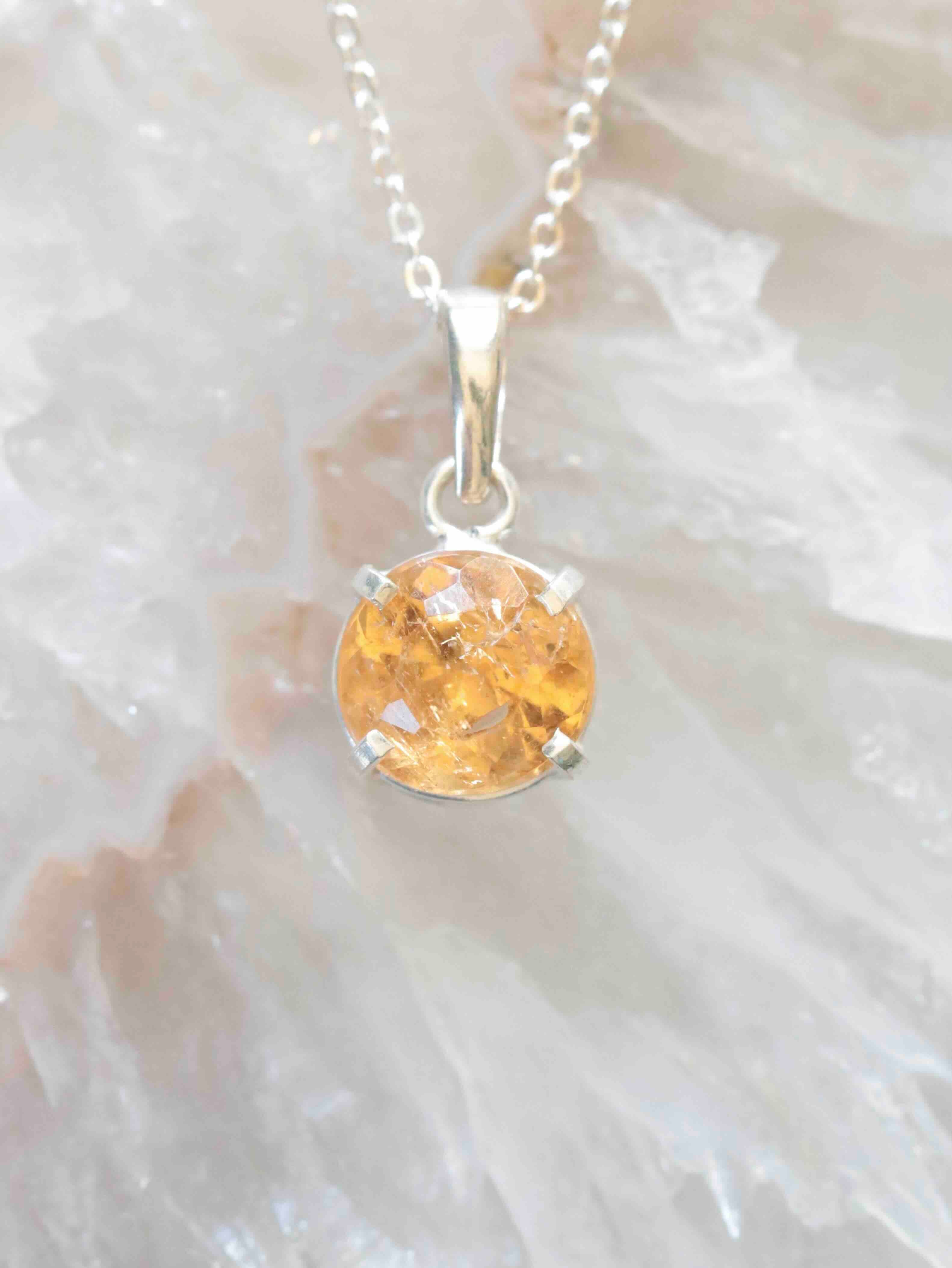 Pendentif Topaze impériale & Argent 925 - Pierre pour avancer vers ses objectifs et rester positive - SOLYA - Bijoux, Cristaux et mineraux en Belgique - Boutique de pierres naturelles et ethiques