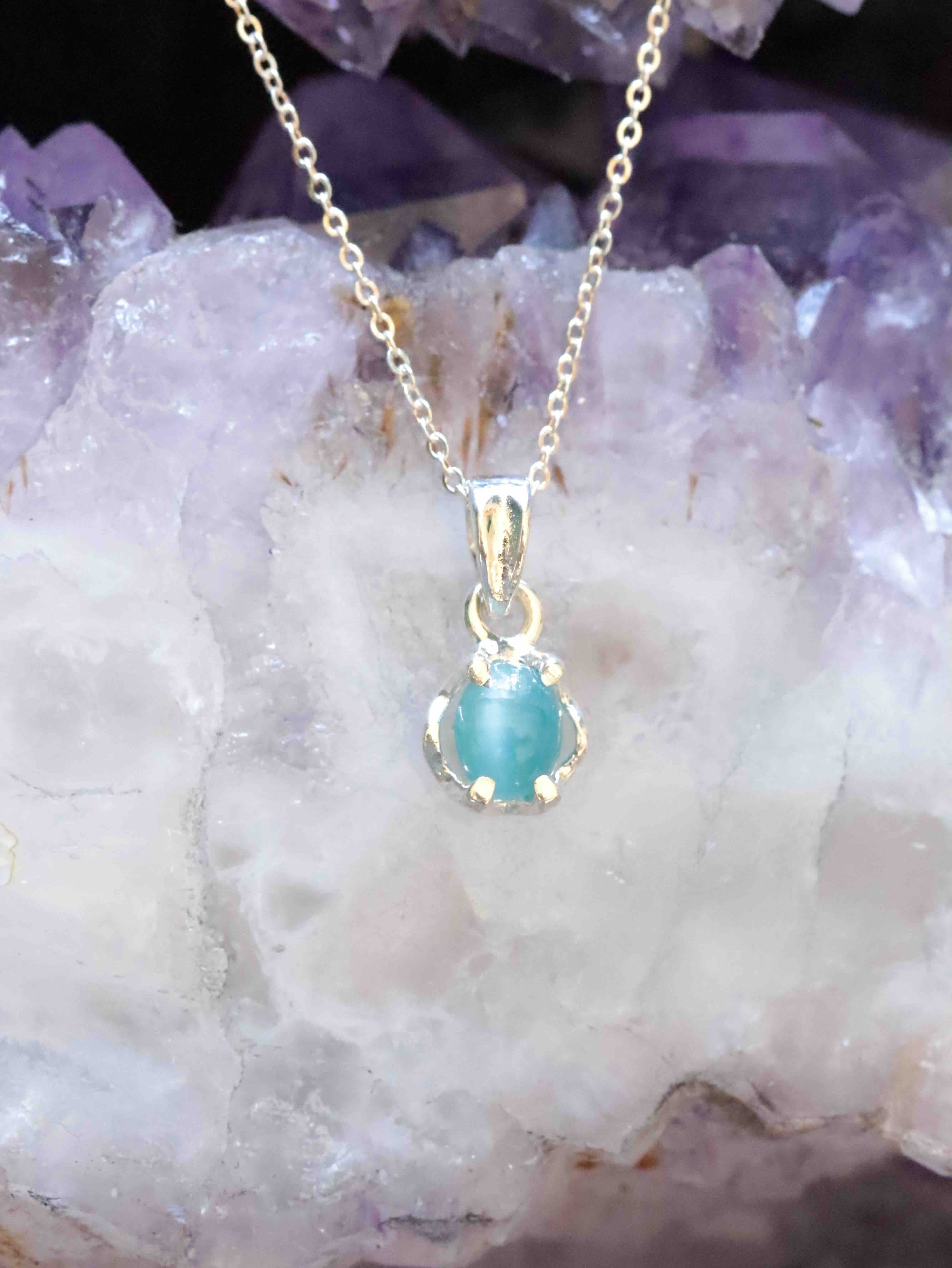Pendentif Tourmaline bleue chatoyante du Brésil & Argent 925 - Pierre pour l'intuition & l'assurance - SOLYA - Bijoux, Cristaux et mineraux en Belgique - Boutique de pierres naturelles et ethiques