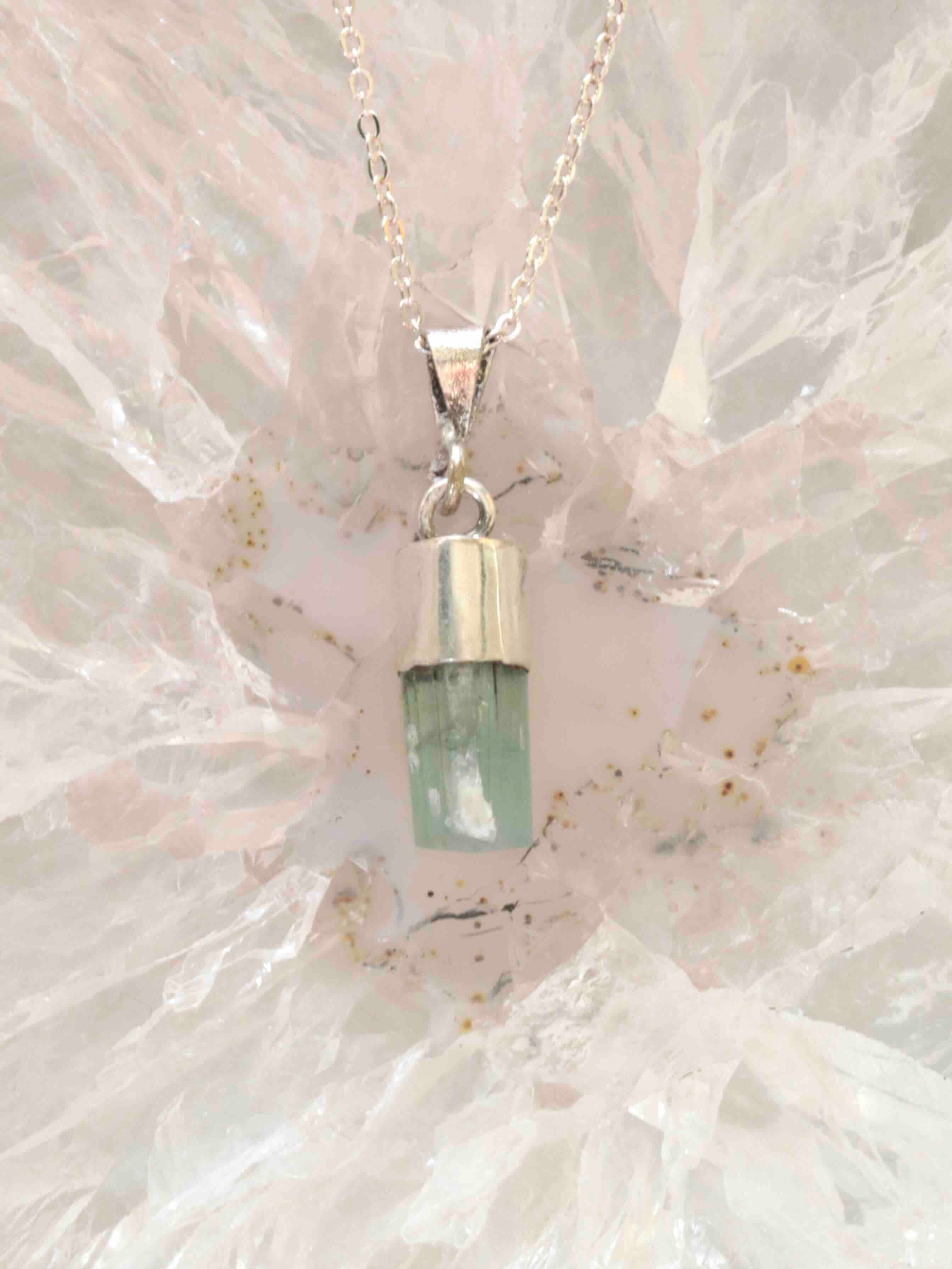 Pendentif Tourmaline indigolite et Argent 925 | Pierre pour l'intuition et l'assurance | SOLYA | Bijoux, Cristaux et mineraux en Belgique | Boutique de pierres naturelles et ethiques