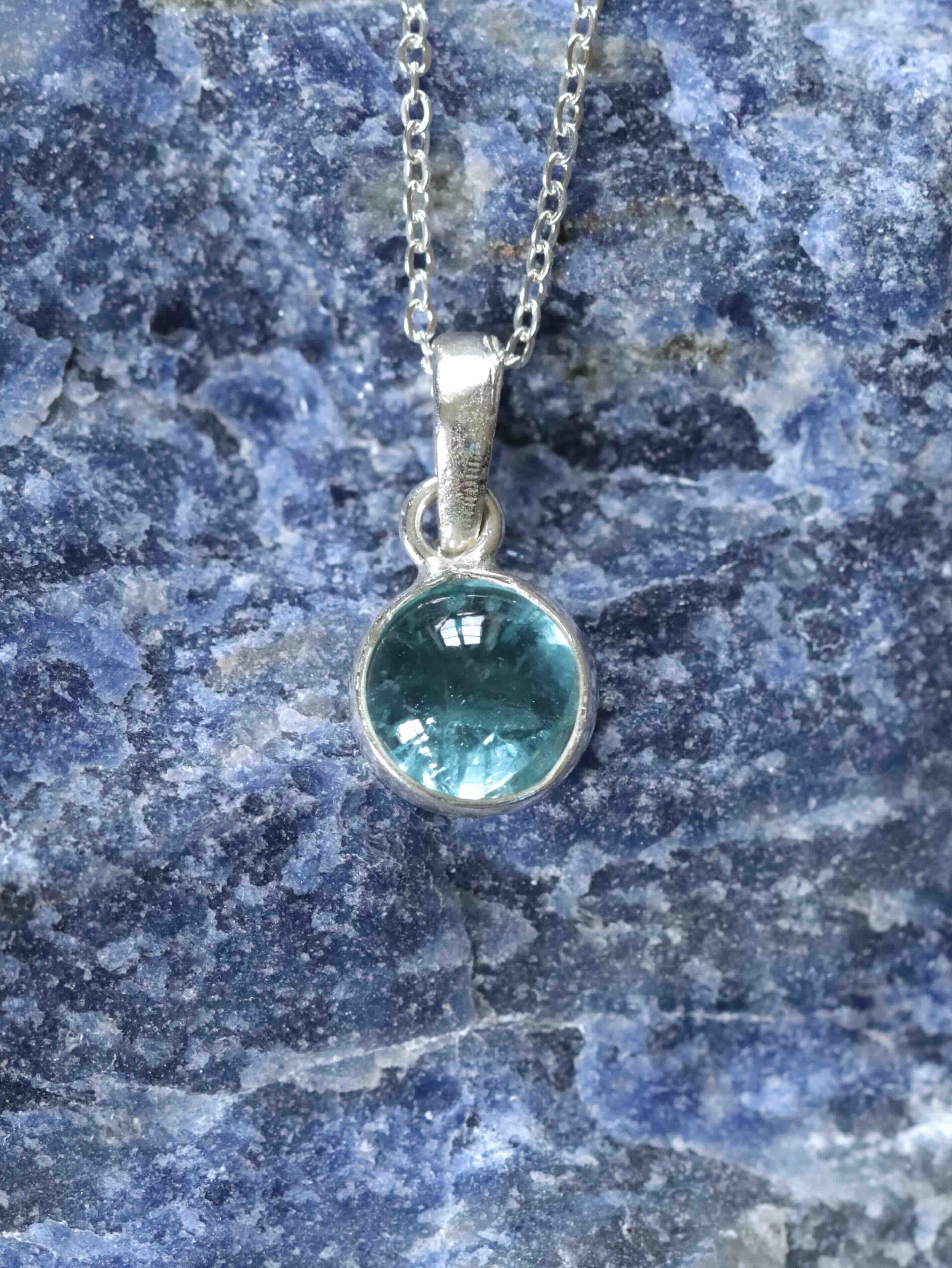 Pendentif Tourmaline indigolite et Argent 925 | Pierre pour l'intuition et l'assurance | SOLYA | Bijoux, Cristaux et mineraux en Belgique | Boutique de pierres naturelles et ethiques