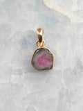 Pendentif en tourmaline melon d’eau au cœur rose et au pourtour vert, serti d’argent 925 plaqué or, vu de face