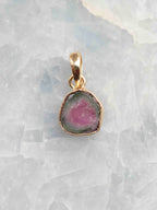 Pendentif en tourmaline melon d’eau au cœur rose et au pourtour vert, serti d’argent 925 plaqué or, vu de face