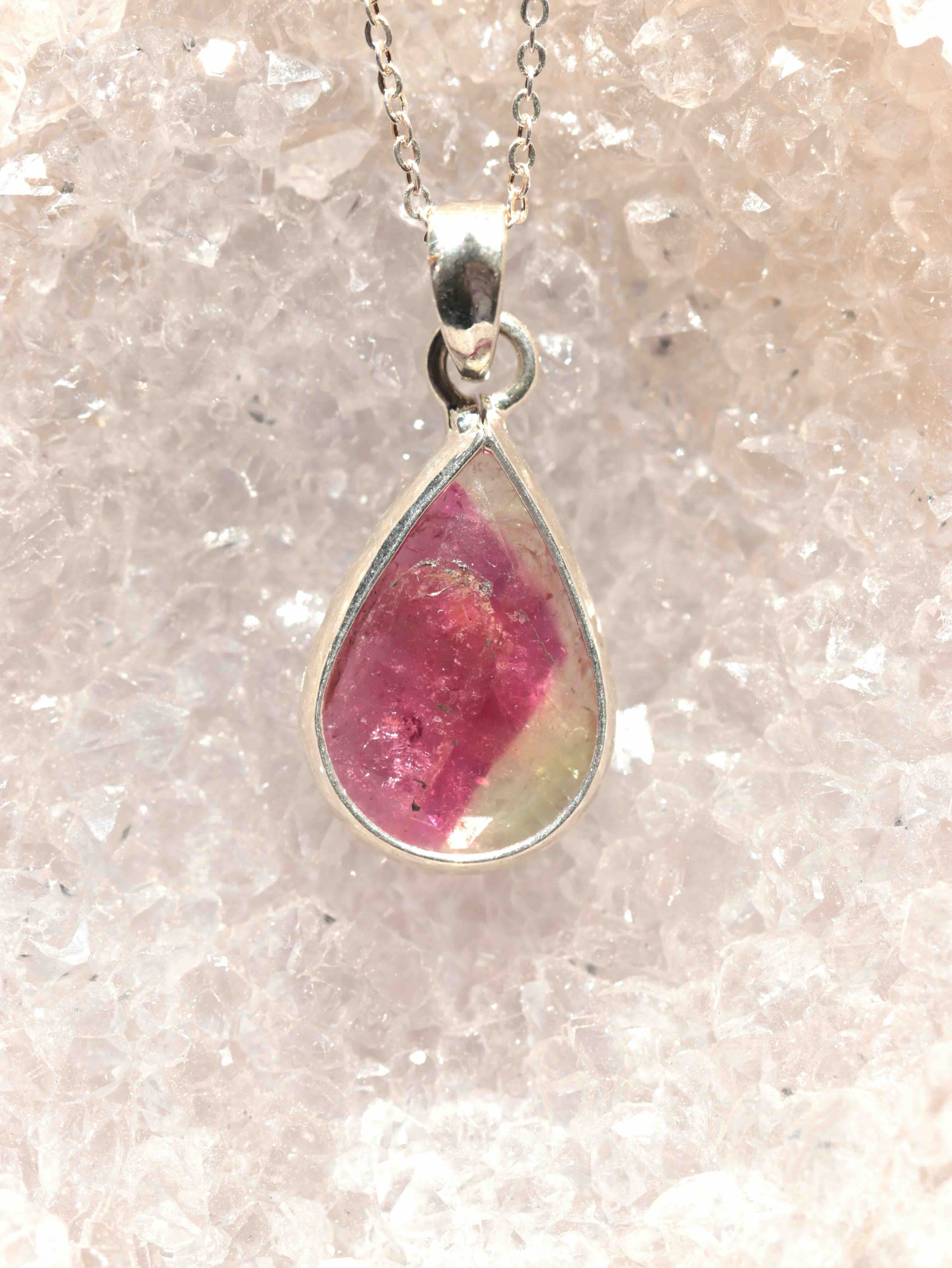 Pendentif Tourmaline melon d'eau goutte & Argent 925 - Pierre pour se faire confiance & aimer - SOLYA - Bijoux, Cristaux et mineraux en Belgique - Boutique de pierres naturelles et ethiques