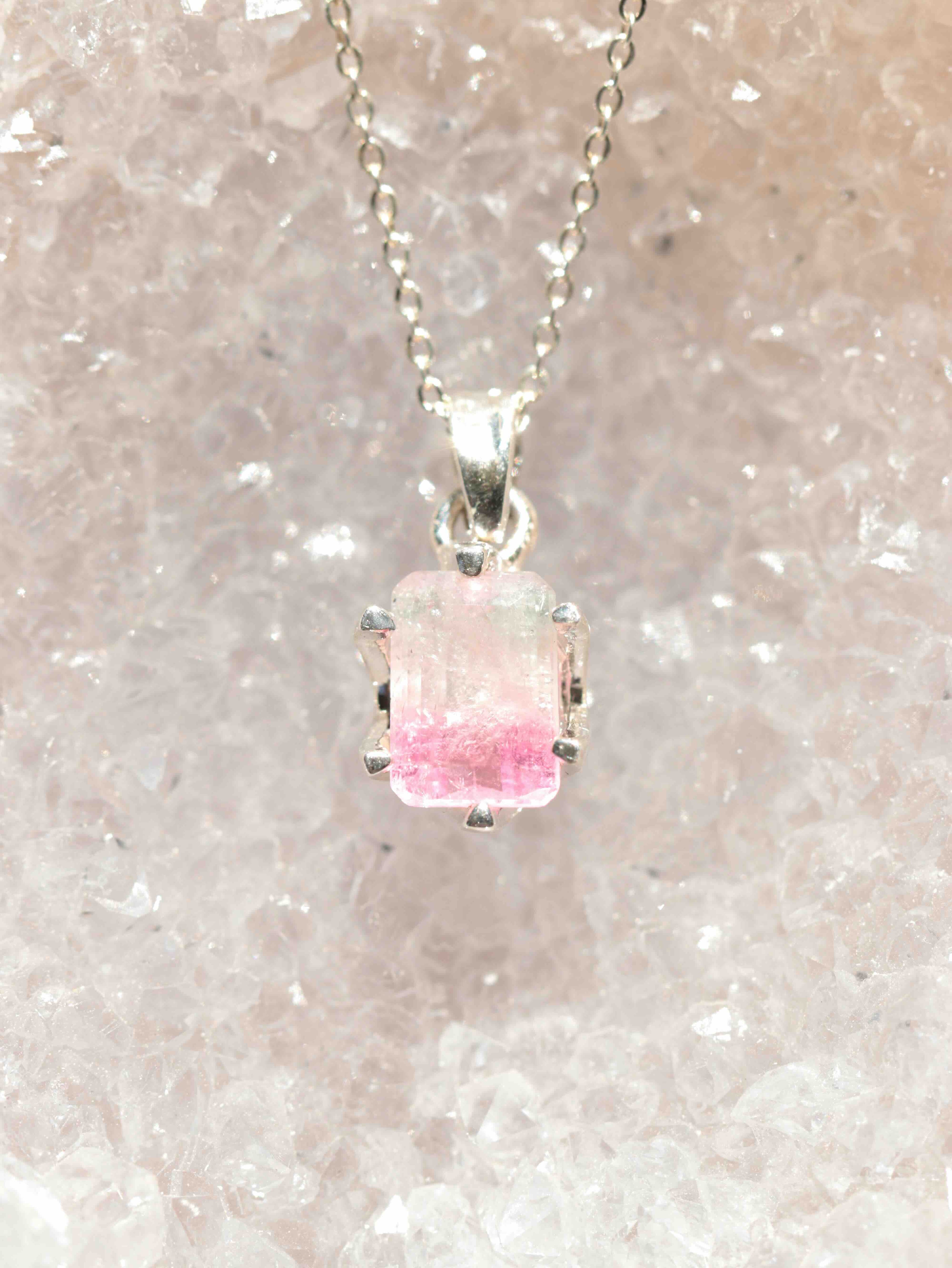 Pendentif Tourmaline melon d'eau taille emeraude & Argent 925 - Pierre pour se faire confiance & aimer - SOLYA - Bijoux, Cristaux et mineraux en Belgique - Boutique de pierres naturelles et ethiques
