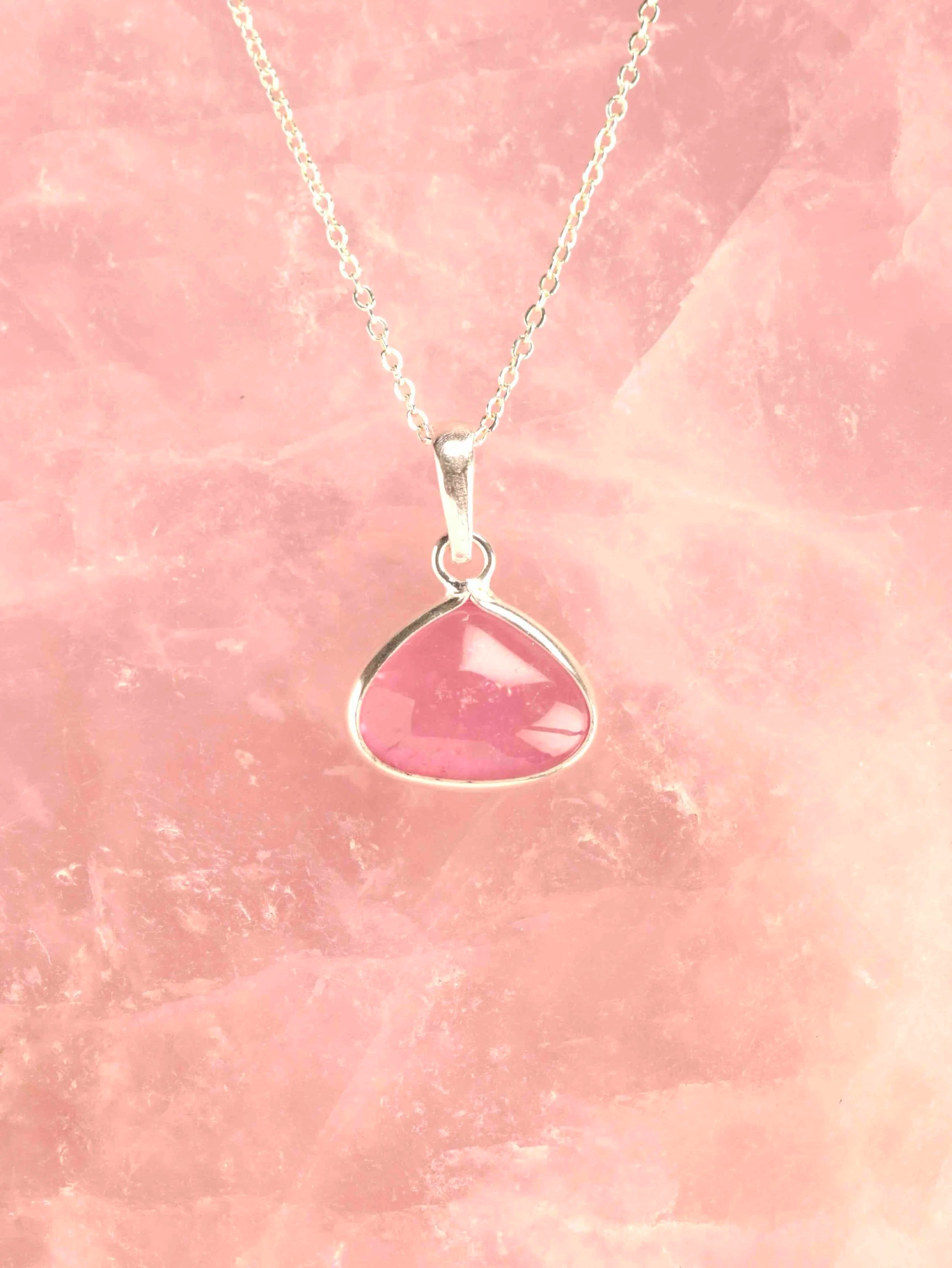 Pendentif Tourmaline rose & Argent 925 | Pierre pour guerir et pardonner | Magasin de pierres ethiques & naturelles en Belgique