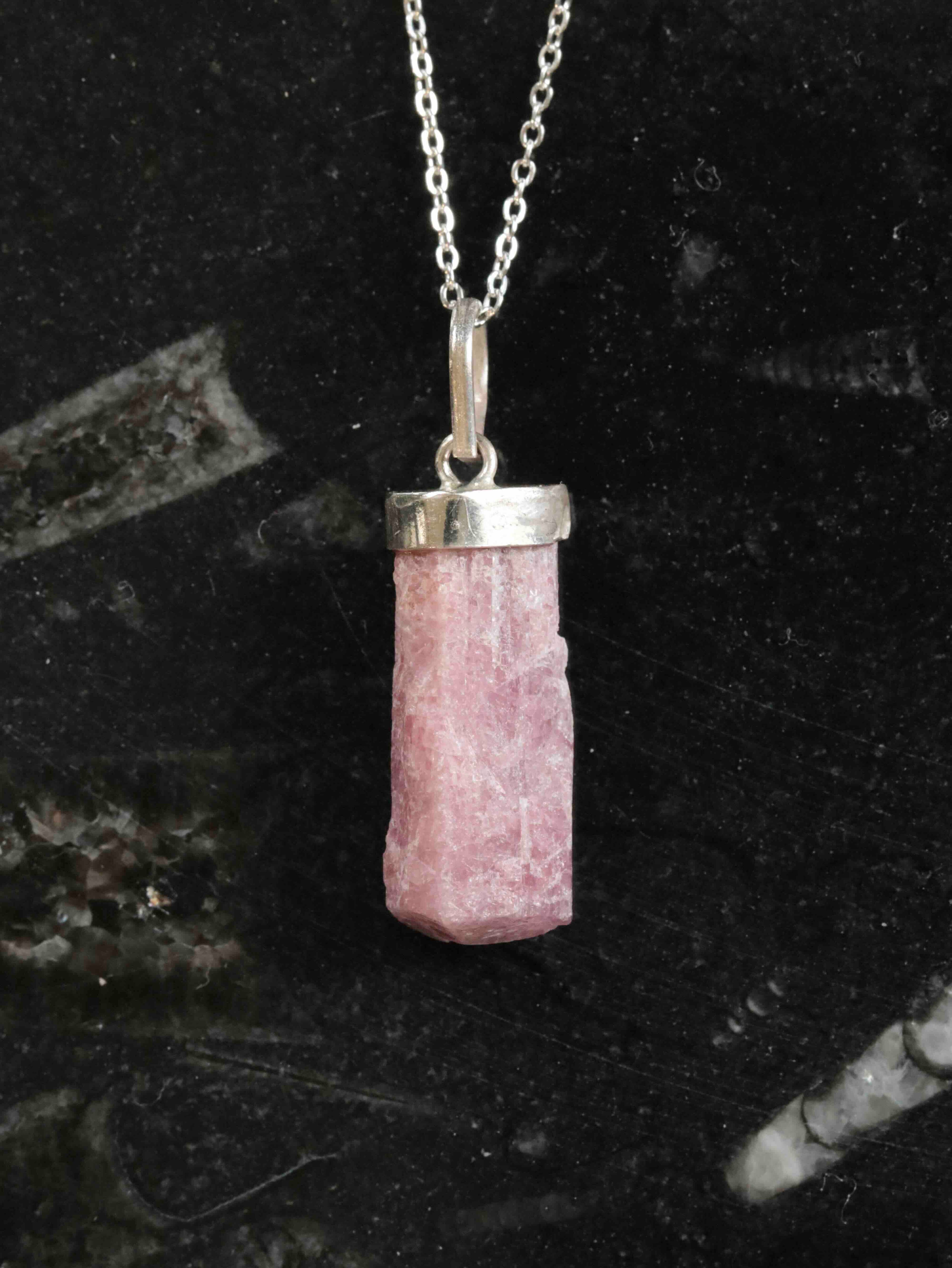 Pendentif Tourmaline rose brute et Argent 925 | Pierre pour guérir et pardonner | SOLYA | Bijoux, cristaux et minéraux en Belgique | Eshop de pierres éthiques et naturelles en Belgique