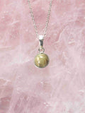 Pendentif Tourmaline verte & Argent 925 - Pierre pour la Sérénité & le tonus - Boutique de bijoux, cristaux et mineraux en Belgique