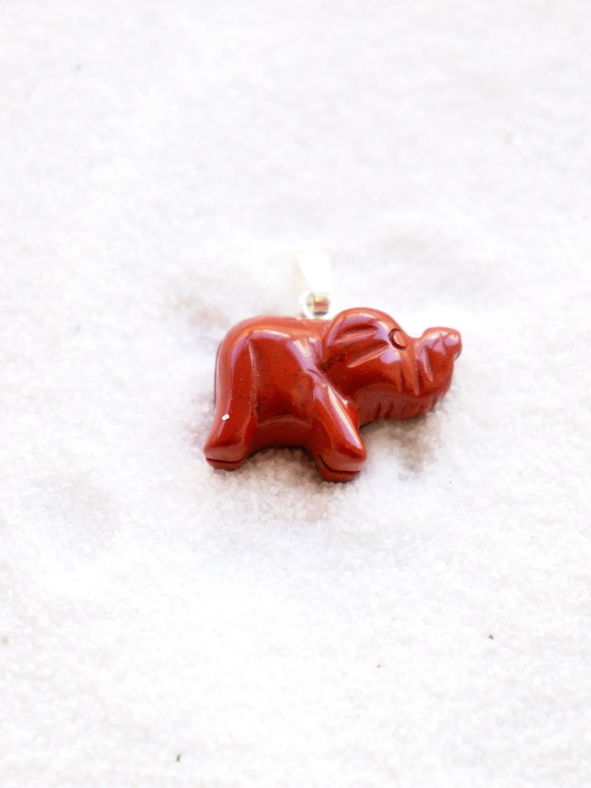 Pendentif elephant Jaspe rouge | Pierre pour prendre sa place | SOLYA | Pierres ethiques et naturelles en Belgique | Bijoux, cristaux et mineraux 