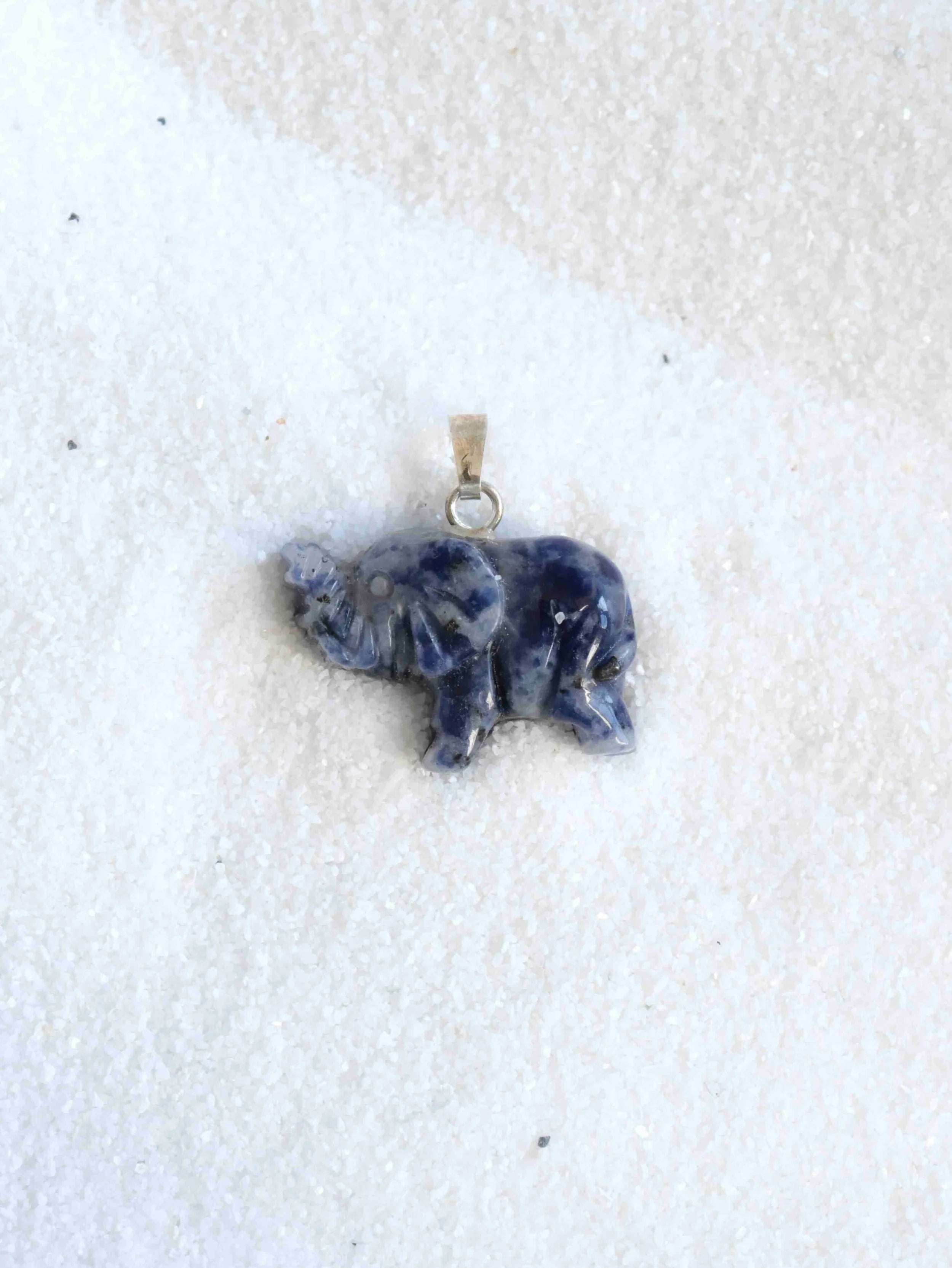 Pendentif elephant Sodalite | Pierre pour clarifier ses pensées | SOLYA | Bijoux, pierres, cristaux & minéraux en Belgique | Ethique et naturelles
