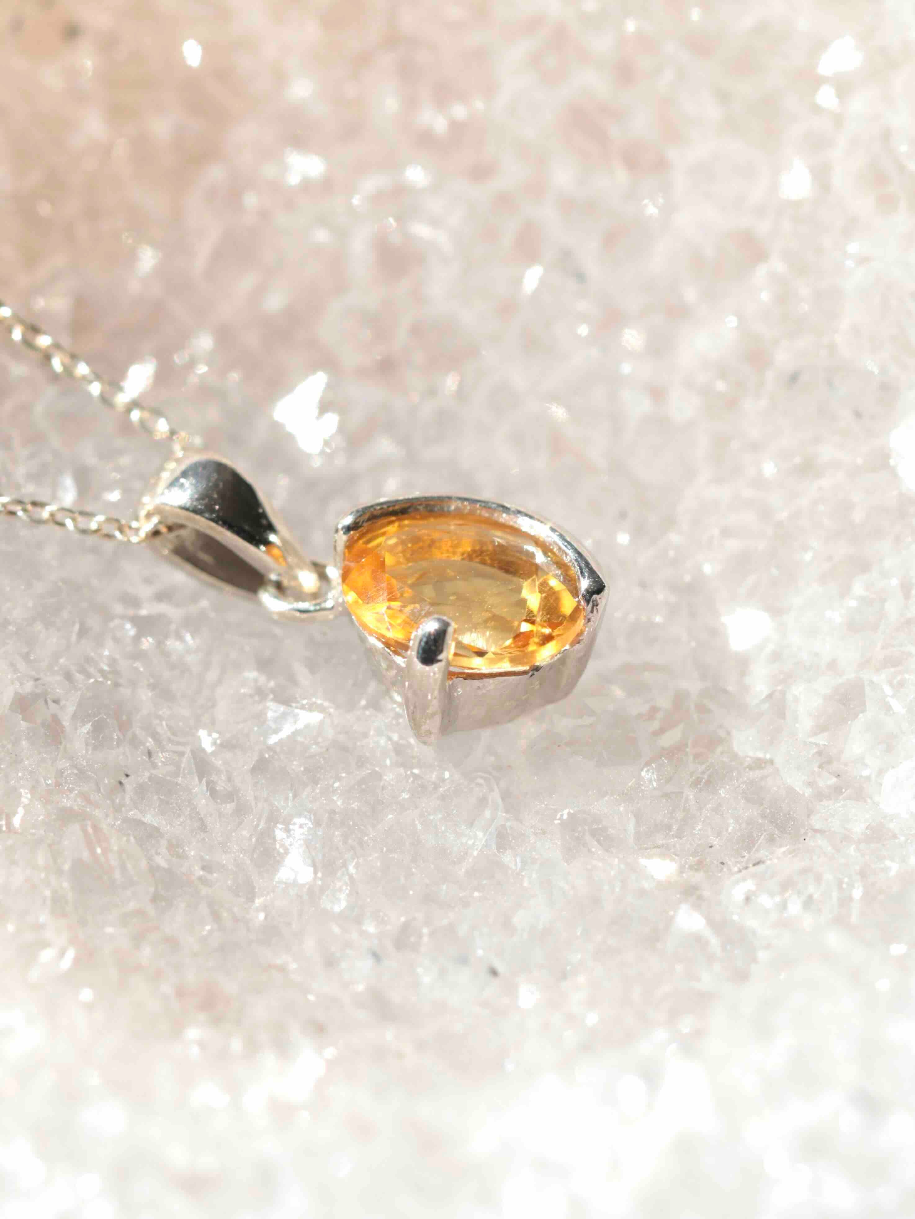 Pendentif Citrine du Brésil & Argent 925 - Pierre pour la joie - SOLYA - Bijoux, Cristaux et mineraux en Belgique - Boutique de pierres naturelles et ethiques