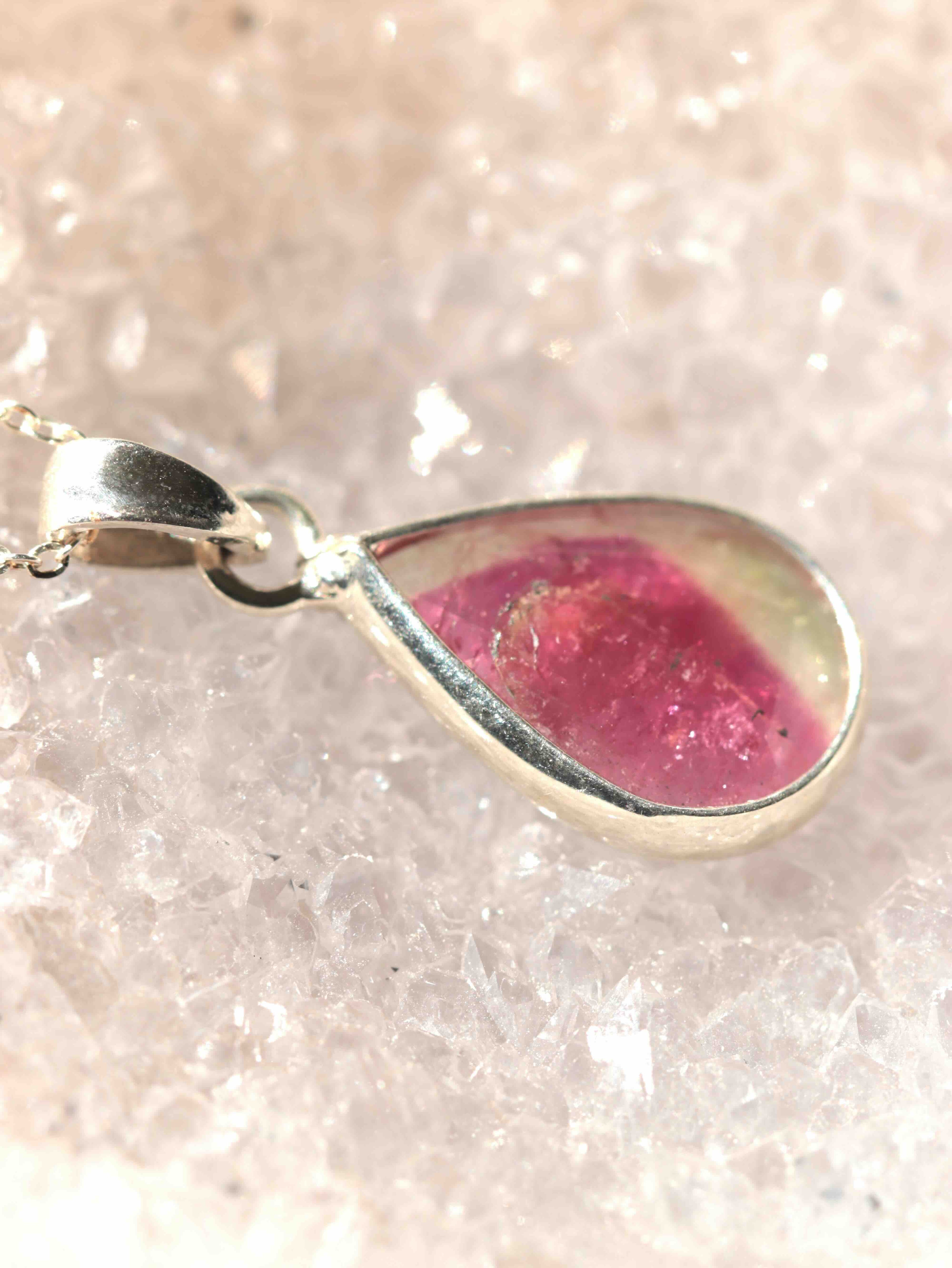 Pendentif Tourmaline melon d'eau goutte & Argent 925 - Pierre pour se faire confiance & aimer - SOLYA - Bijoux, Cristaux et mineraux en Belgique - Boutique de pierres naturelles et ethiques