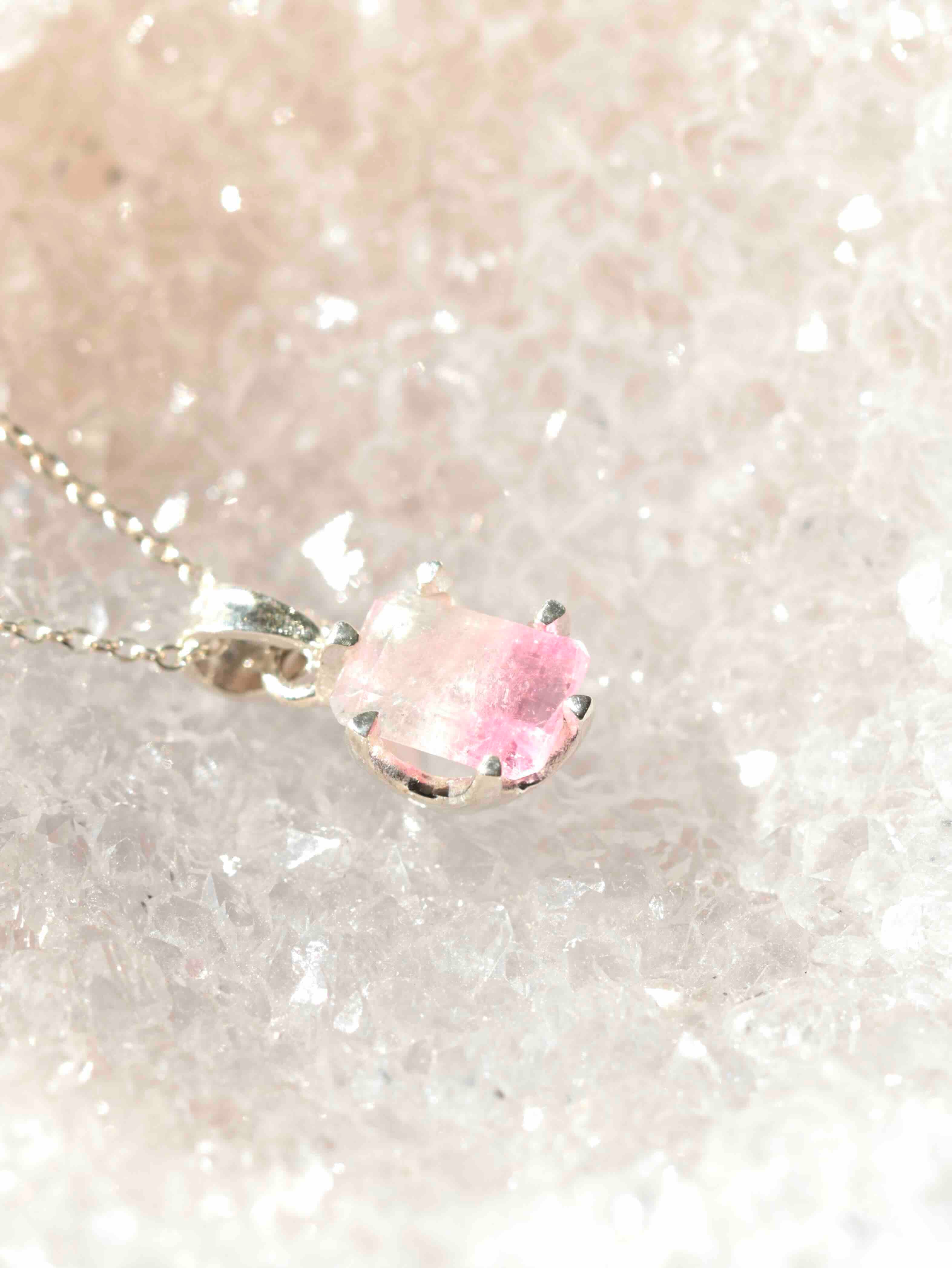 Pendentif Tourmaline melon d'eau taille emeraude & Argent 925 - Pierre pour se faire confiance & aimer - SOLYA - Bijoux, Cristaux et mineraux en Belgique - Boutique de pierres naturelles et ethiques