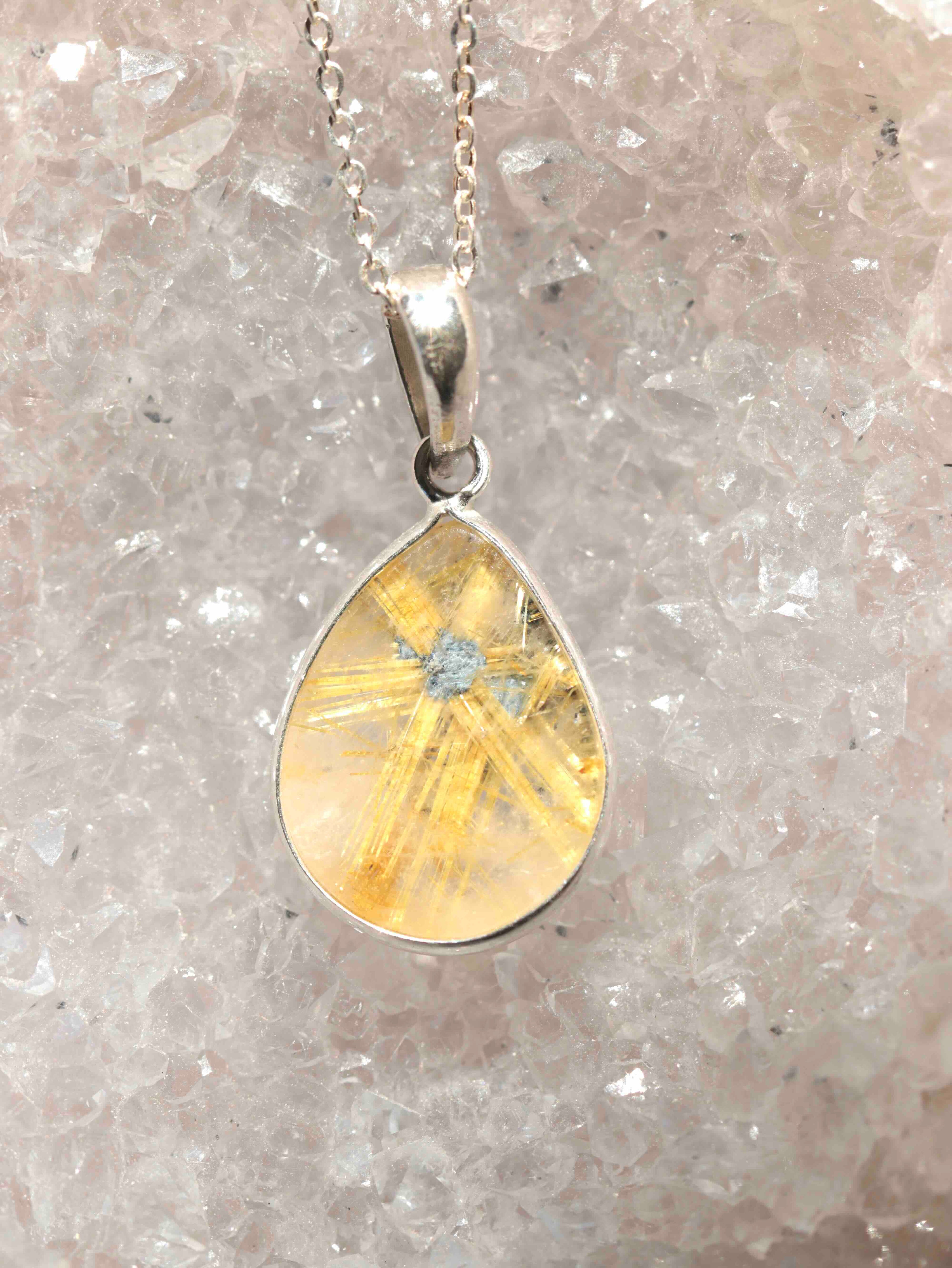 Pendentif étoile Quartz Rutile goutte avec coeur d'hematite et Argent 925 - Pierre pour la quietude regenerante - SOLYA - Bijoux, Cristaux et mineraux en Belgique - Boutique de pierres naturelles et ethiques