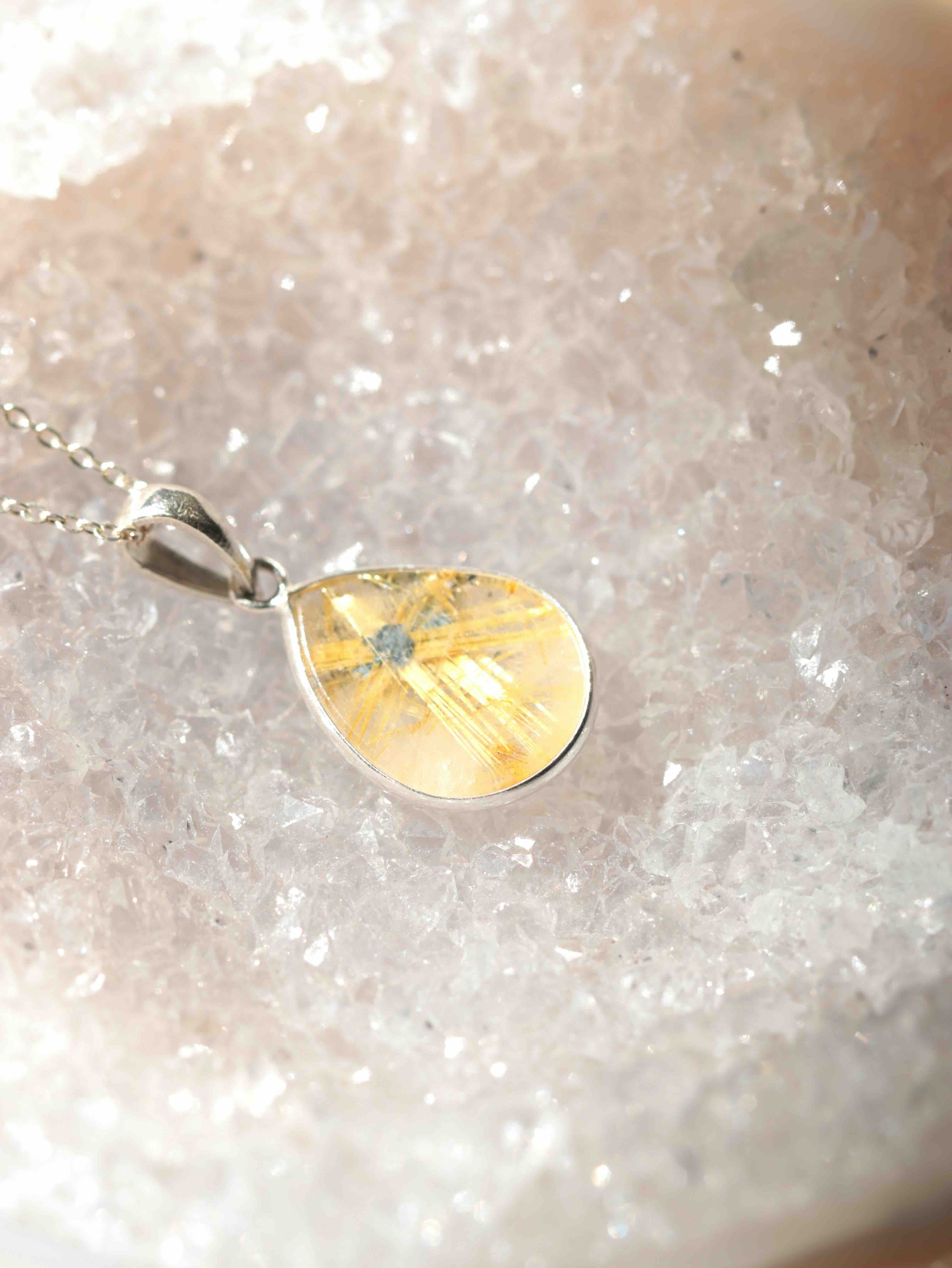 Pendentif étoile Quartz Rutile goutte avec coeur d'hematite et Argent 925 - Pierre pour la quietude regenerante - SOLYA - Bijoux, Cristaux et mineraux en Belgique - Boutique de pierres naturelles et ethiques
