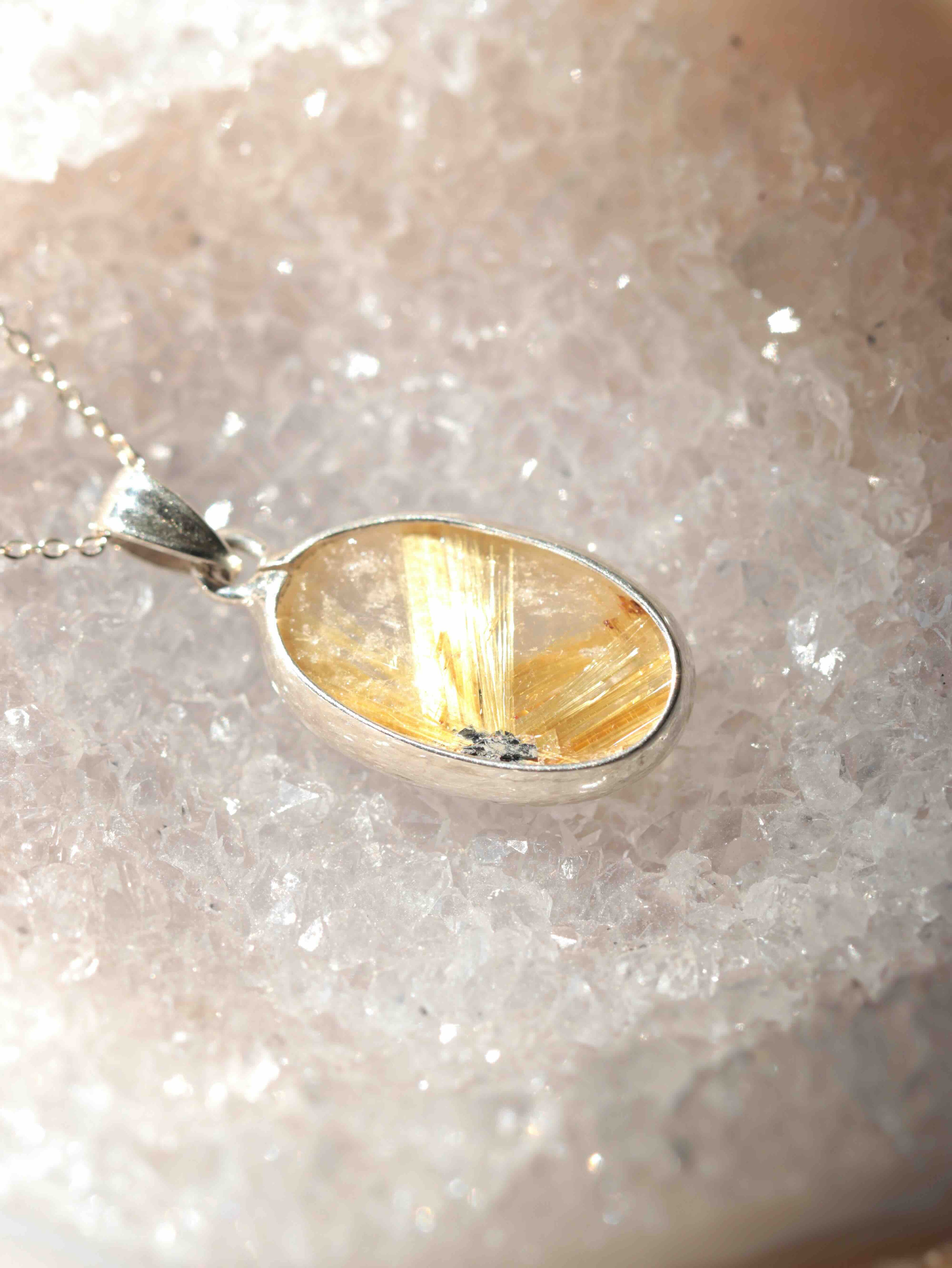 Pendentif étoile de Quartz Rutile ave  et Argent 925 | Pierre pour apaiser les tensions | SOLYA | Bijoux, Cristaux et mineraux en Belgique | Boutique de pierres naturelles et ethiques
