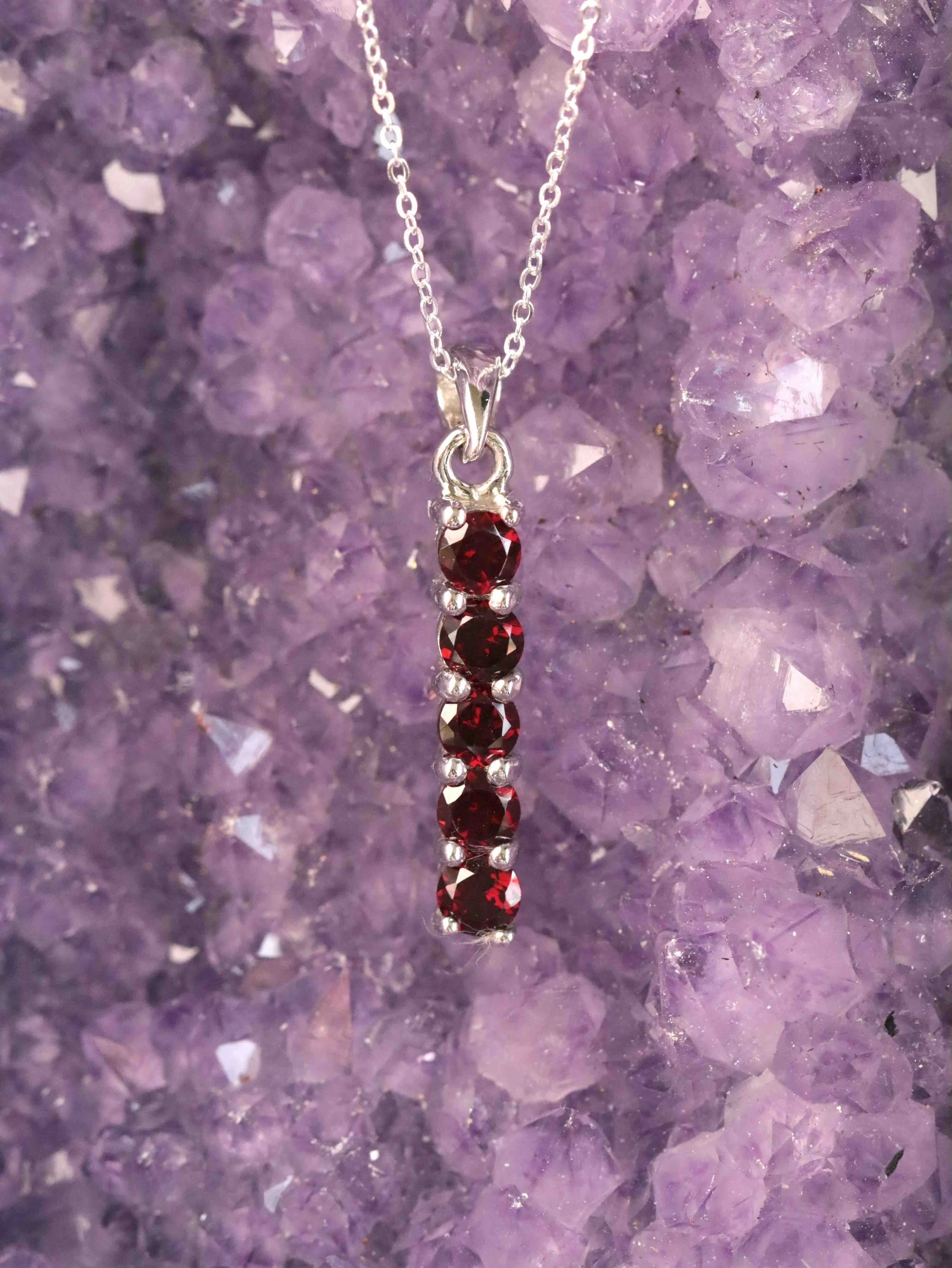 Pendentif grenat & Argent 925 | Pierre pour la chance et l'ouverture du coeur | SOLYA | Bijoux, cristaux & minéraux en Belgique | Eshop de pierres ethiques & naturelles | Sélectionnees par une gemmologue