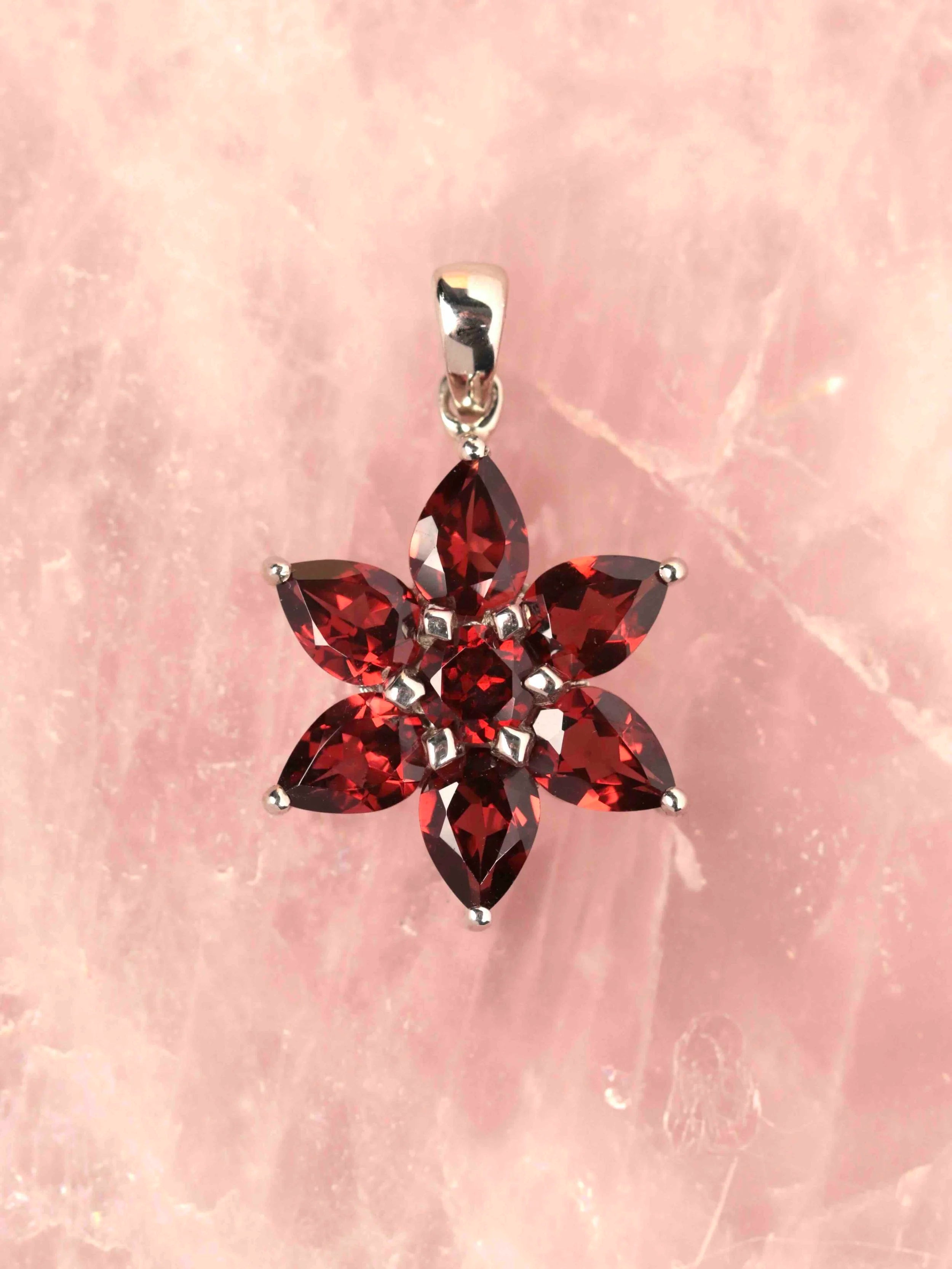Pendentif grenat fleur & Argent 925 | Pierre pour la chance et l'ouverture du coeur | SOLYA | Bijoux, cristaux & minéraux en Belgique | Eshop de pierres ethiques & naturelles | Sélectionnees par une gemmologue