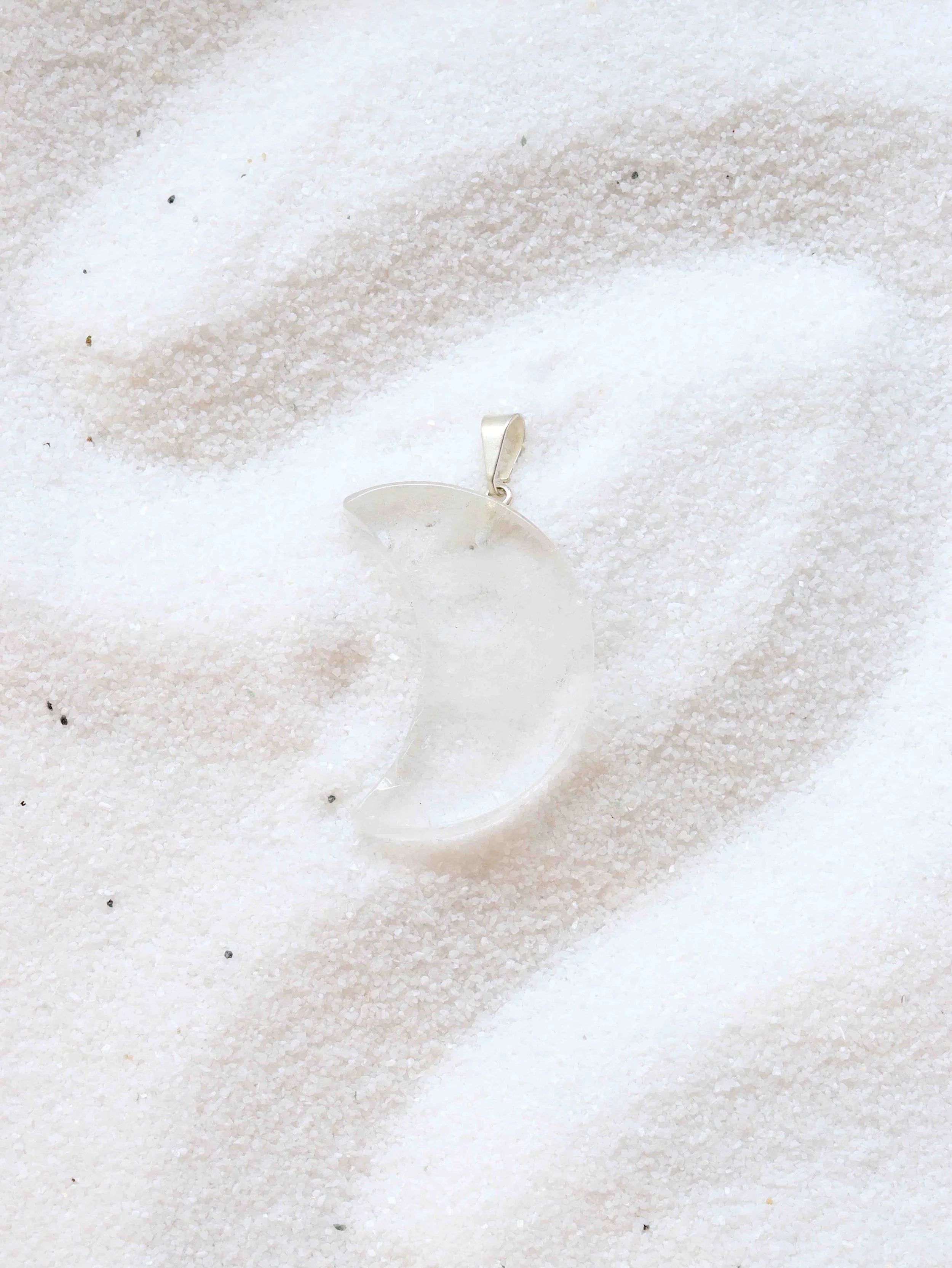 Pendentif lune Cristal de Roche | Pierre pour se recentrer sur son intention | SOLYA | Bijoux, pierres, cristaux & minéraux en Belgique | Ethique et naturel