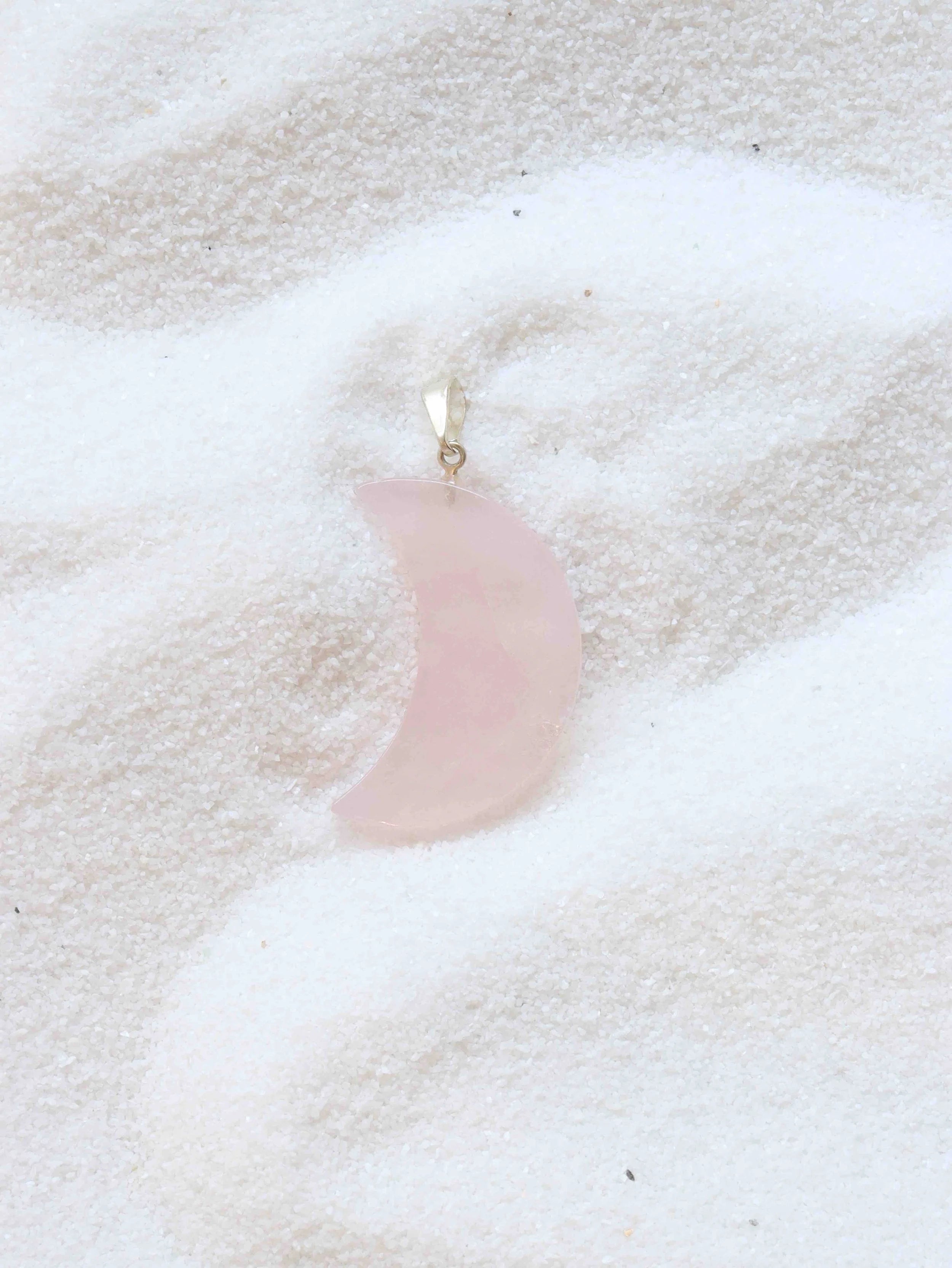 Pendentif lune en Quartz rose - Pierre pour l'Amour & la Douceur - SOLYA - Magasin de pierres éthiques & naturelles - Bijoux, Cristaux & Minéraux