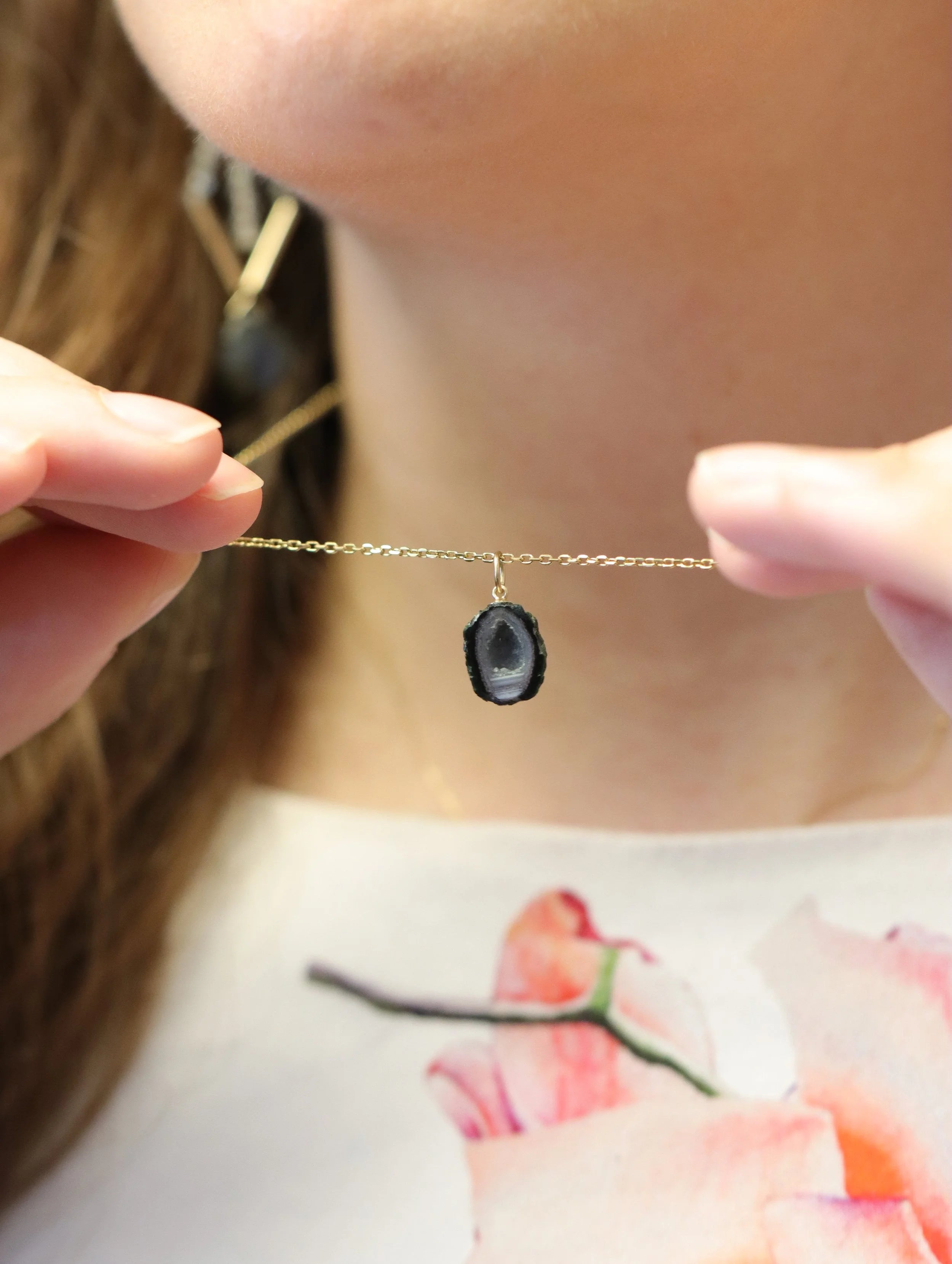 Pendentif mini géode d'Agate & Gold filled | Pierre pour le courage & la chance | SOLYA | Bijoux, cristaux & minéraux en Belgique | Eshop de pierres ethiques & naturelles | Sélectionnees par une gemmologue