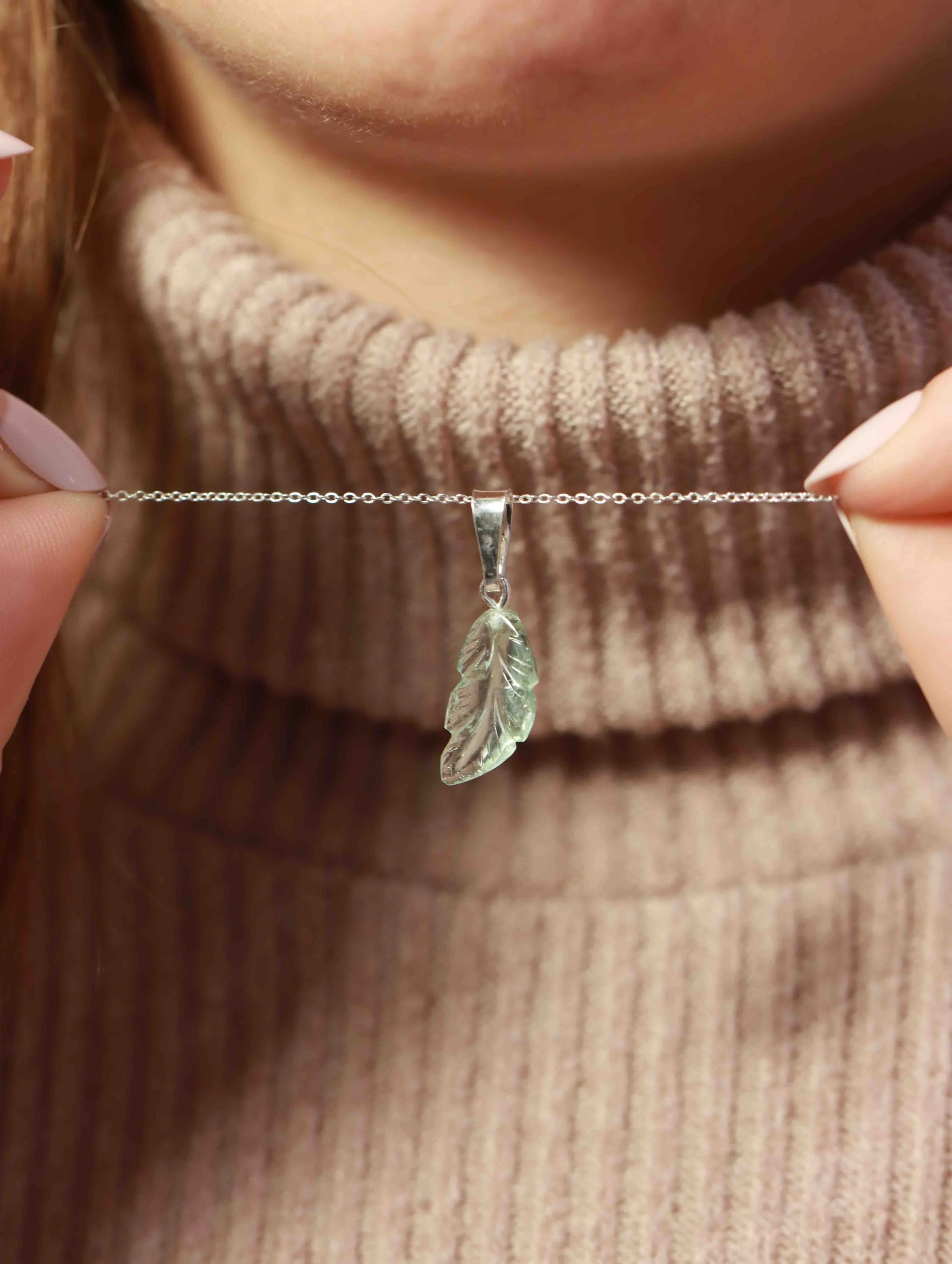 Pendentif plume Béryl vert & Argent 925 | Pierre pour l'Amour & l'Équilibre | SOLYA | Eshop de bijoux, cristaux & minéraux | Magasin de pierres éthiques & naturelles en Belgique 