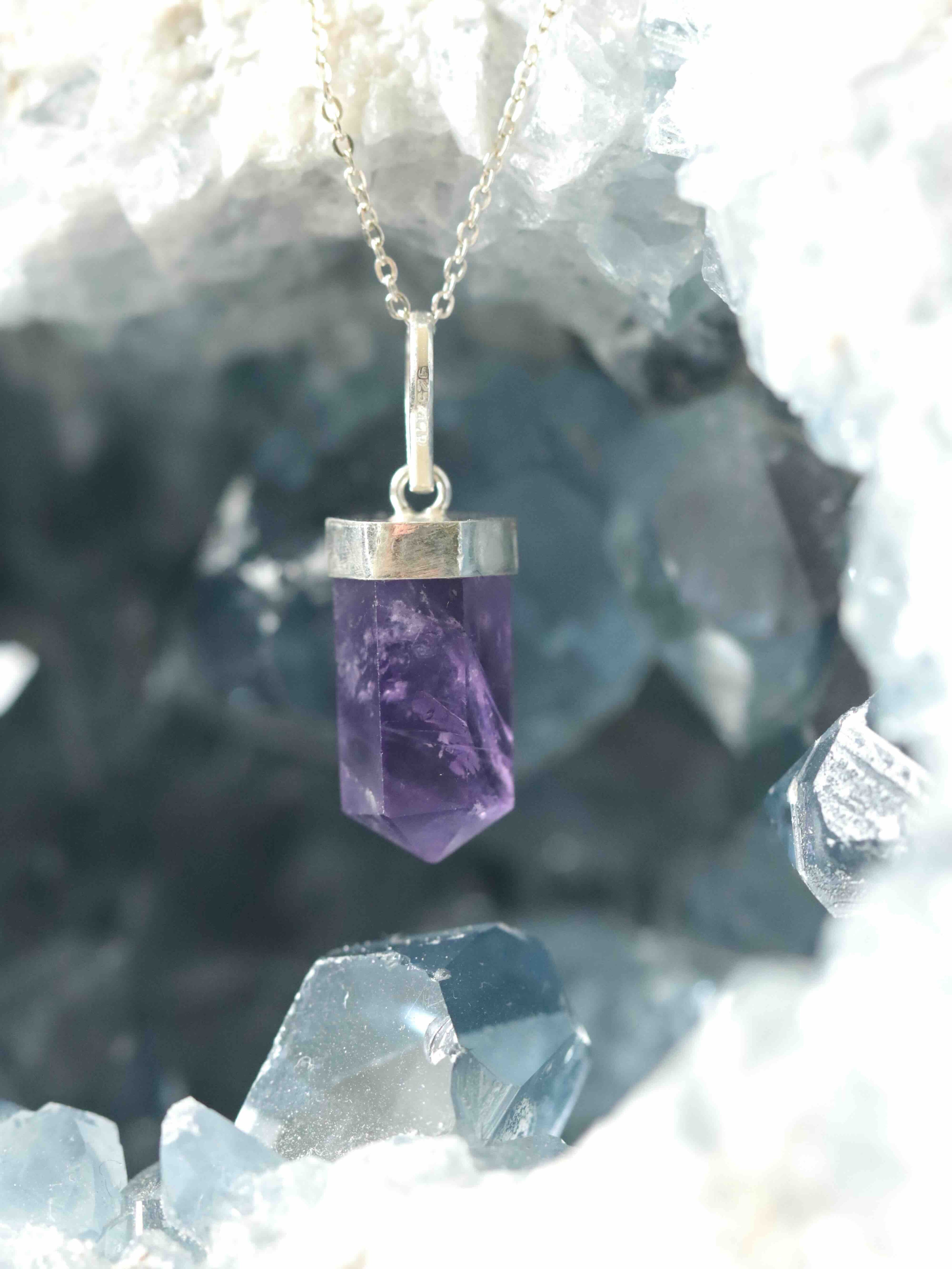 Pendentif pointe Améthyste & Argent 925 - Pierre pour se détendre & se reconnecter - SOLYA - Eshop de lithothérapie - Magasin de pierres éthiques & naturelles en Belgique - Bijoux, cristaux & minéraux