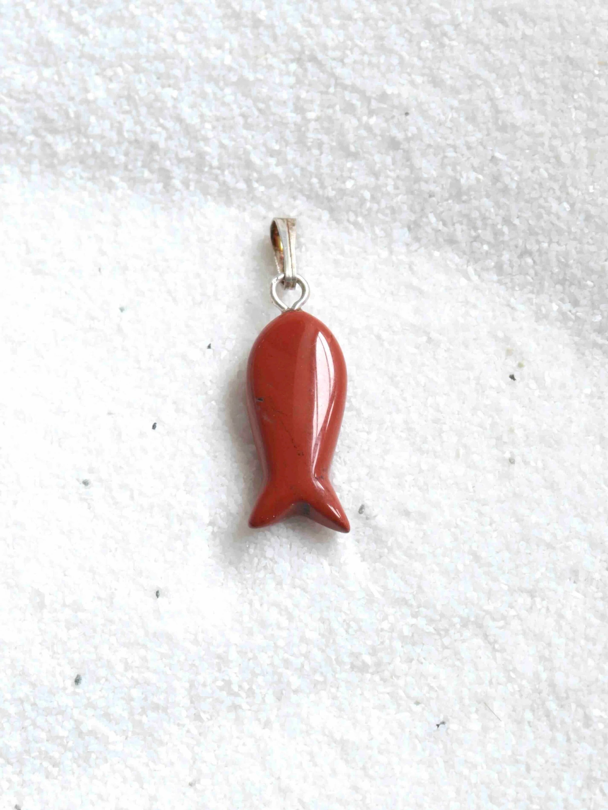 Pendentif poisson Jaspe rouge | Pierre pour prendre sa place | SOLYA | Pierres ethiques et naturelles en Belgique | Bijoux, cristaux et mineraux 
