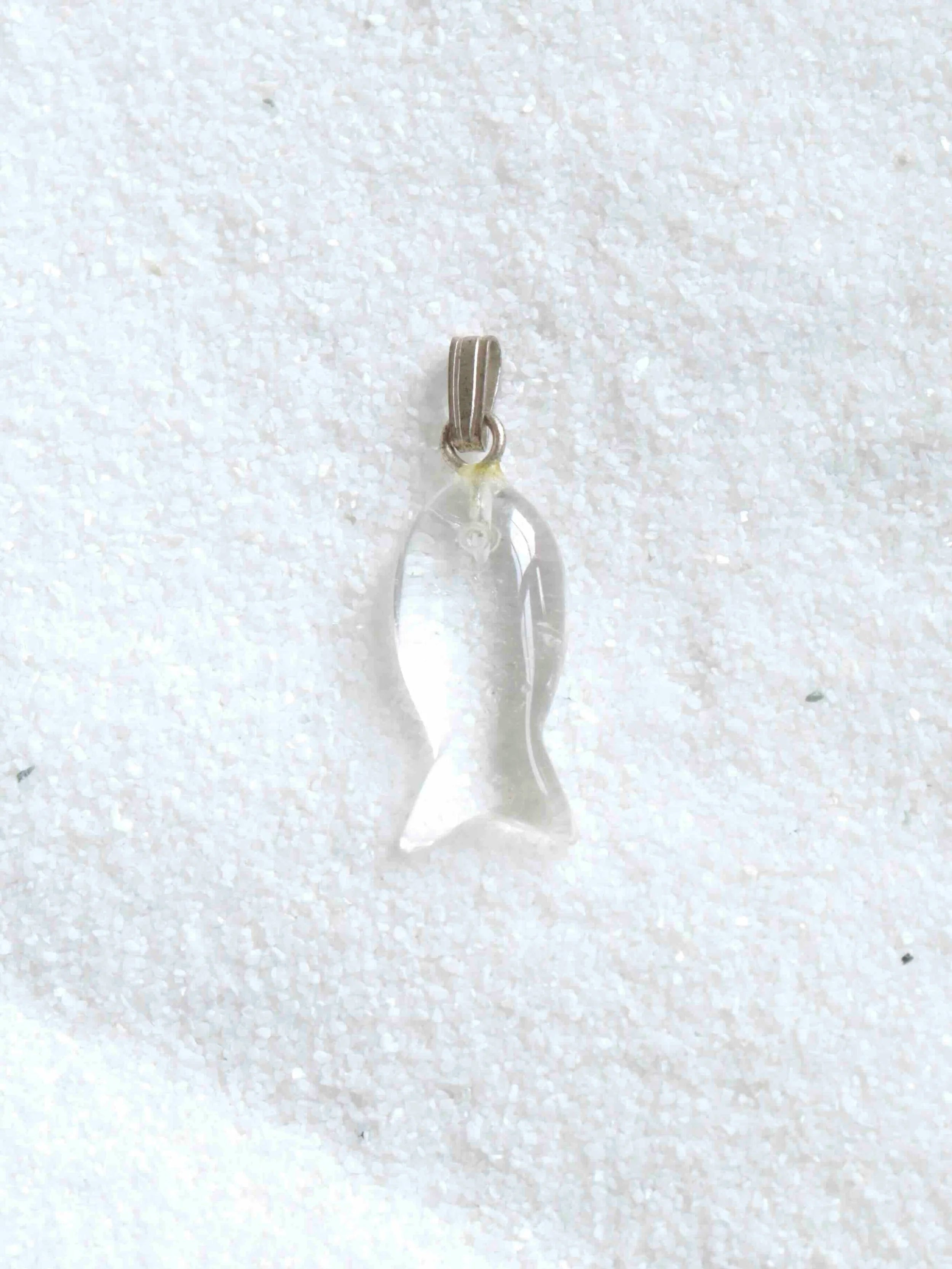 Pendentif poisson en Cristal de Roche | Pierre pour se recentrer sur son intention | SOLYA | Bijoux, pierres, cristaux & minéraux en Belgique | Ethique et naturelles