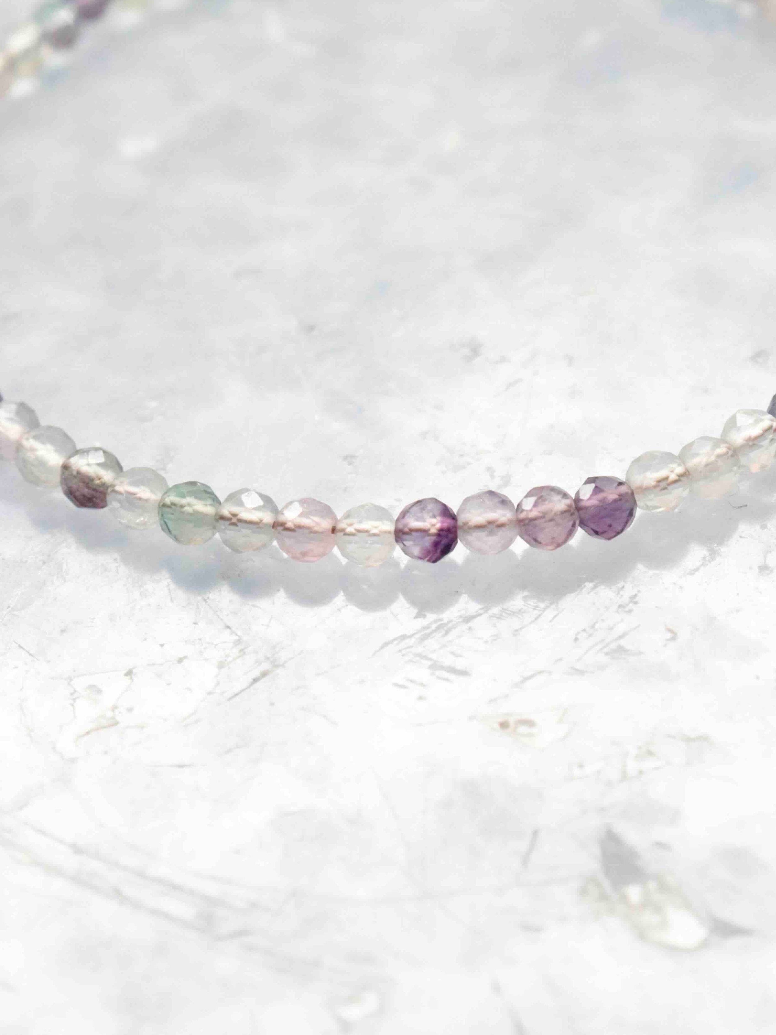 Bracelet Fluorite | Pierre pour la reconnection à son savoir & la détente | SOLYA | Bijoux, pierres, cristaux & minéraux en Belgique | Ethique et naturelle