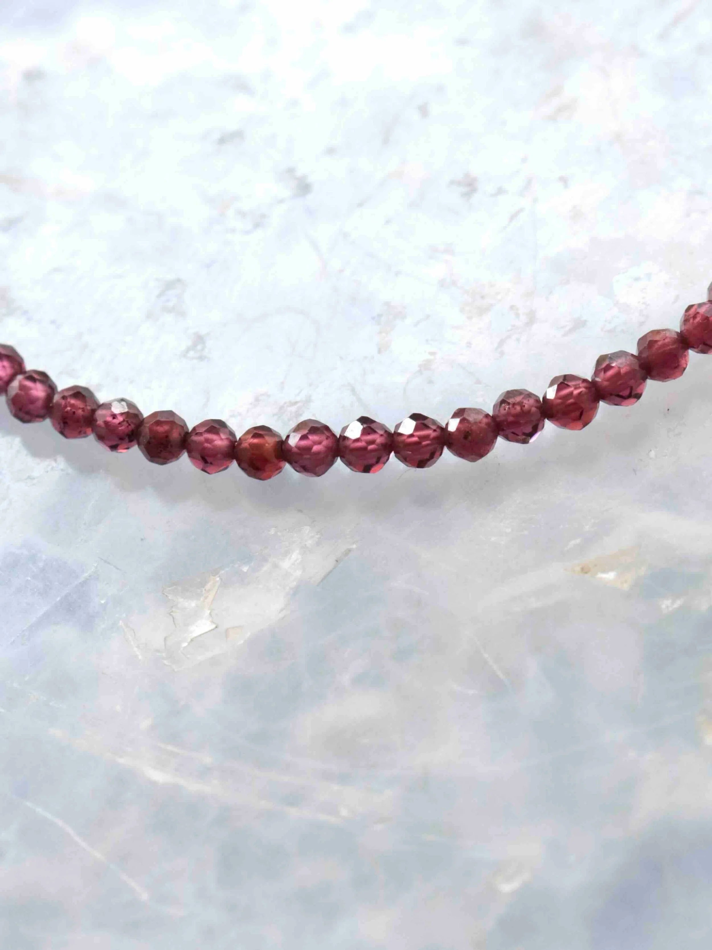 Bracelet Grenat | Pierre pour la joie et la force vitale | SOLYA | Bijoux, cristaux & minéraux en Belgique | Eshop de pierres ethiques & naturelles | Sélectionnees par une gemmologue