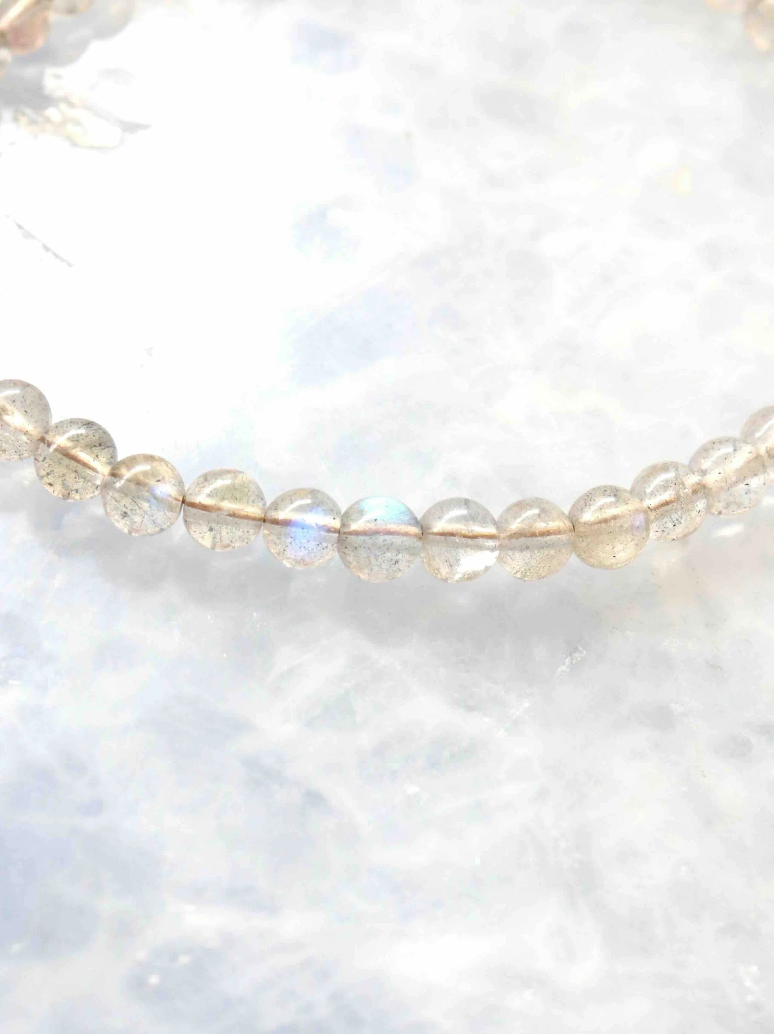 Perles Labradorite | Pierre pour se sentir protege | SOLYA | Pierres ethiques et naturelles en Belgique | Bijoux, cristaux et mineraux 