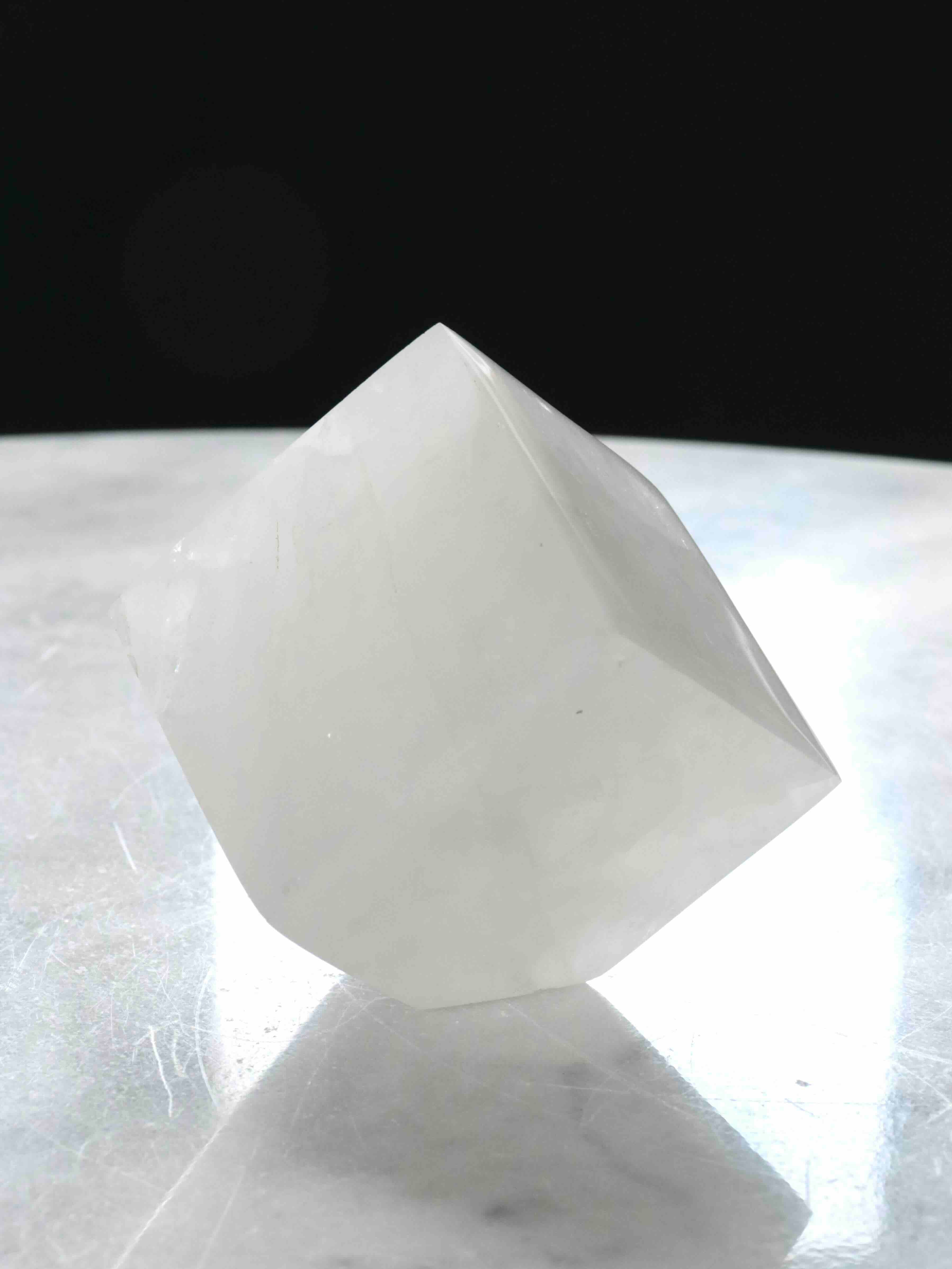 Cube en Cristal de Roche du Brésil - Pierre pour se recentrer sur son intention - SOLYA - Bijoux, Cristaux et mineraux en Belgique - Boutique de pierres naturelles et ethiques