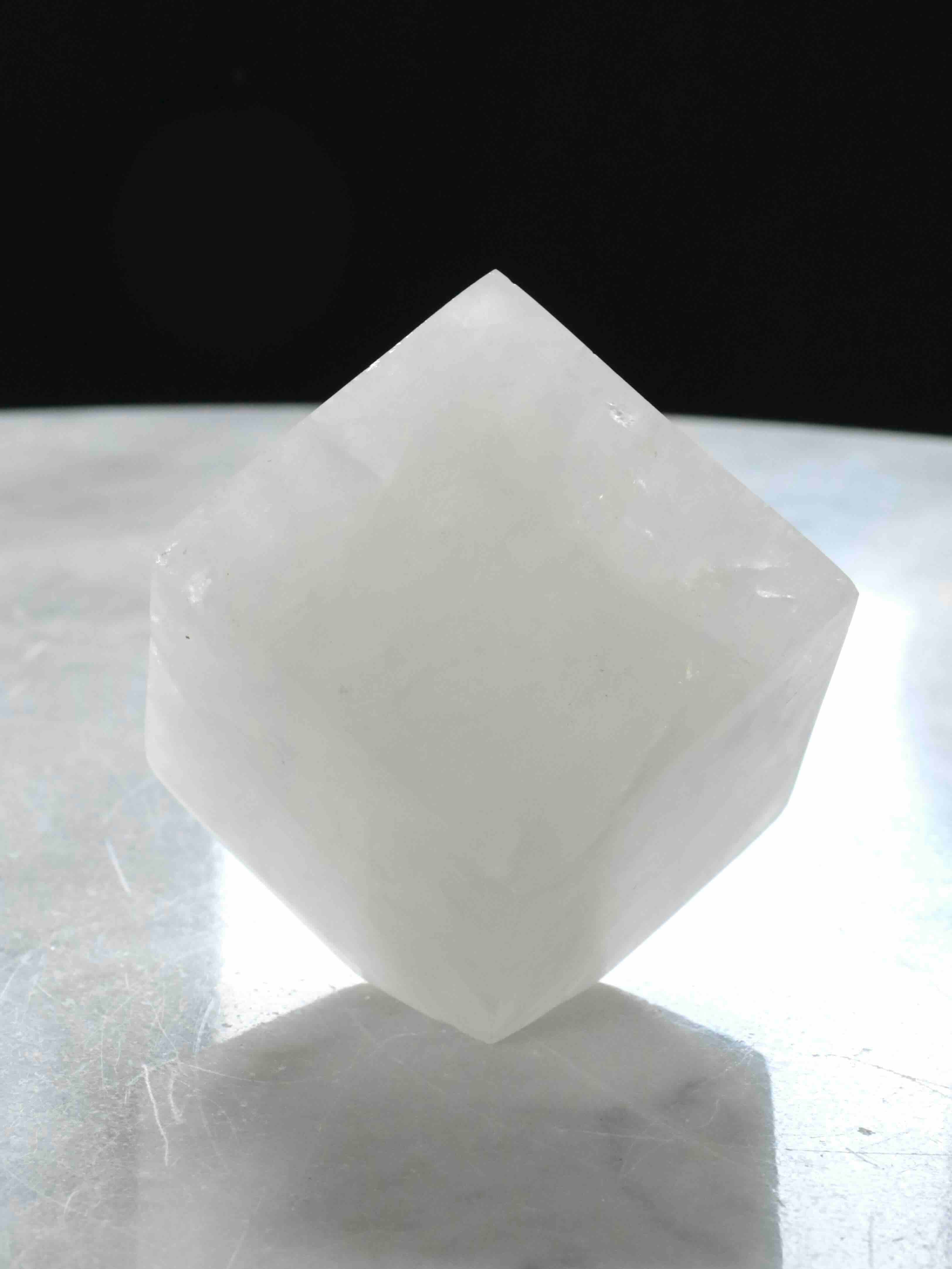 Cube en Cristal de Roche du Brésil - Pierre pour se recentrer sur son intention - SOLYA - Bijoux, Cristaux et mineraux en Belgique - Boutique de pierres naturelles et ethiques