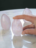 Petit Quartz rose - Pierre pour l'Amour & la douceur - SOLYA - Bijoux, Cristaux et mineraux en Belgique - Boutique de pierres naturelles et ethiques