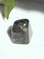 Petite Labradorite lentille de Madagascar - Pierre pour se sentir protégé - SOLYA - Bijoux, Cristaux et mineraux en Belgique - Boutique de pierres naturelles et ethiques