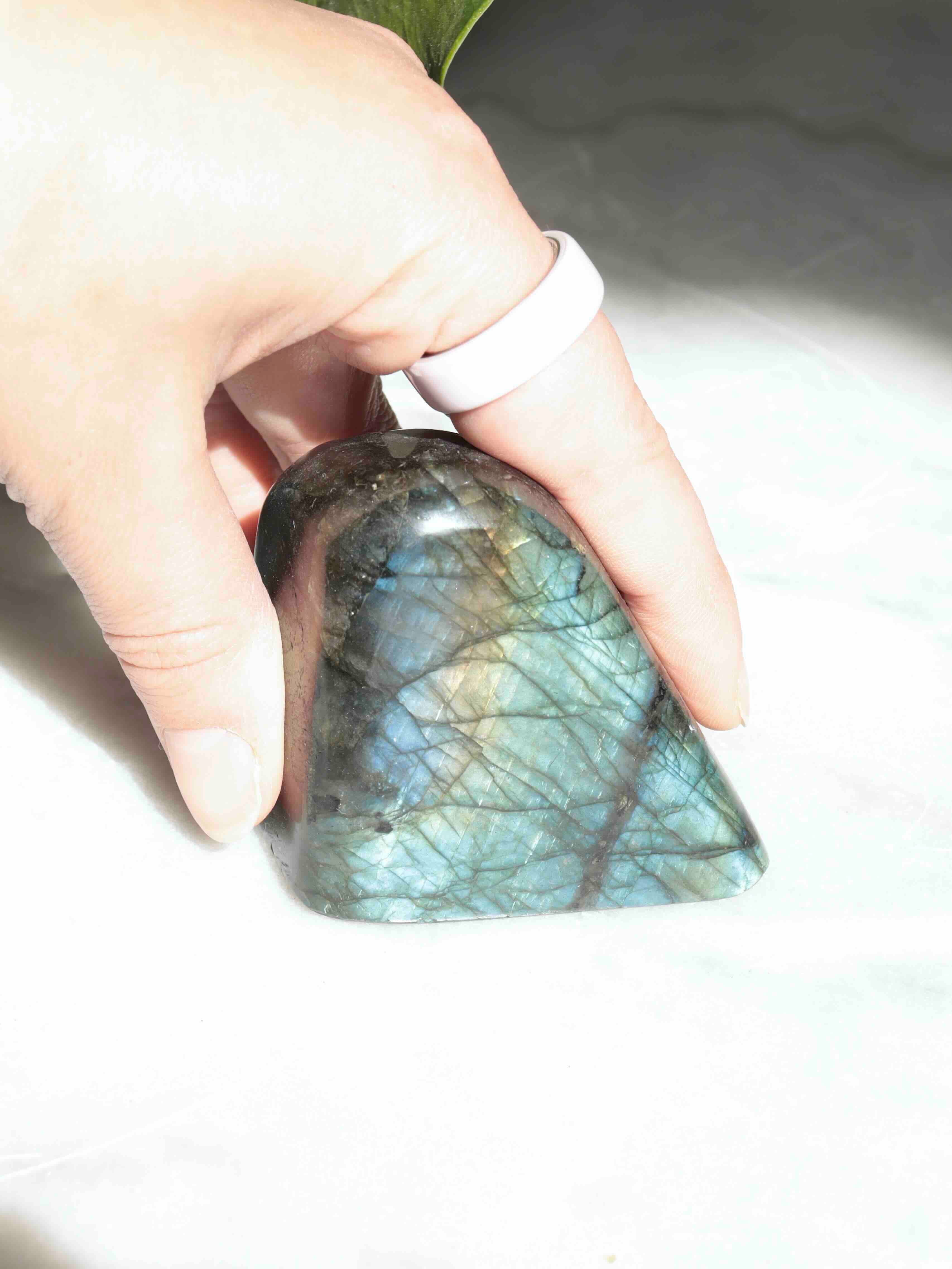 Petite Labradorite lentille de Madagascar - Pierre pour se sentir protégé - SOLYA - Bijoux, Cristaux et mineraux en Belgique - Boutique de pierres naturelles et ethiques
