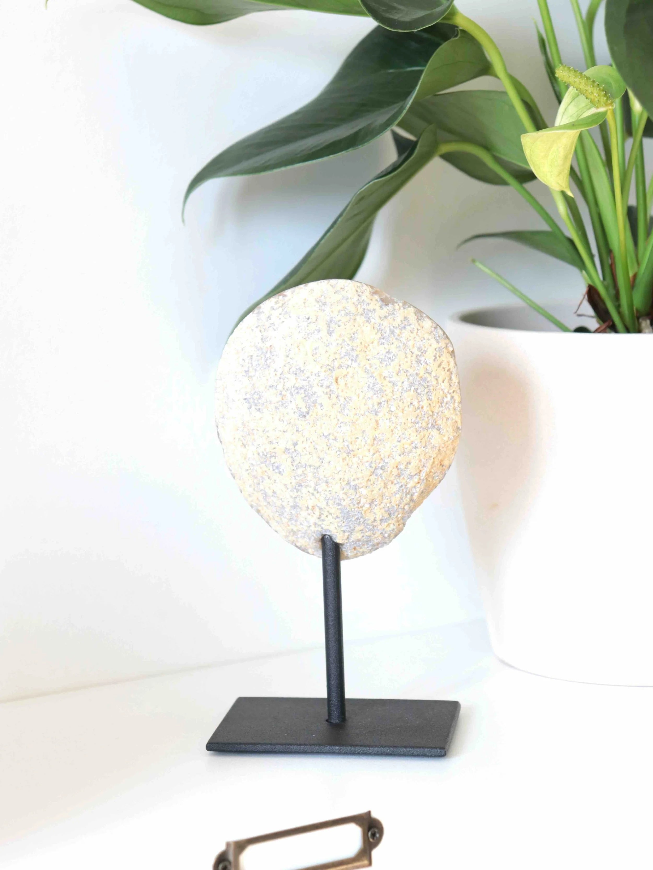 Petite Agate sur pied | Pierre pour le courage et la chance | SOLYA | Bijoux, cristaux & minéraux en Belgique | Eshop de pierres ethiques & naturelles | Sélectionnees par une gemmologue