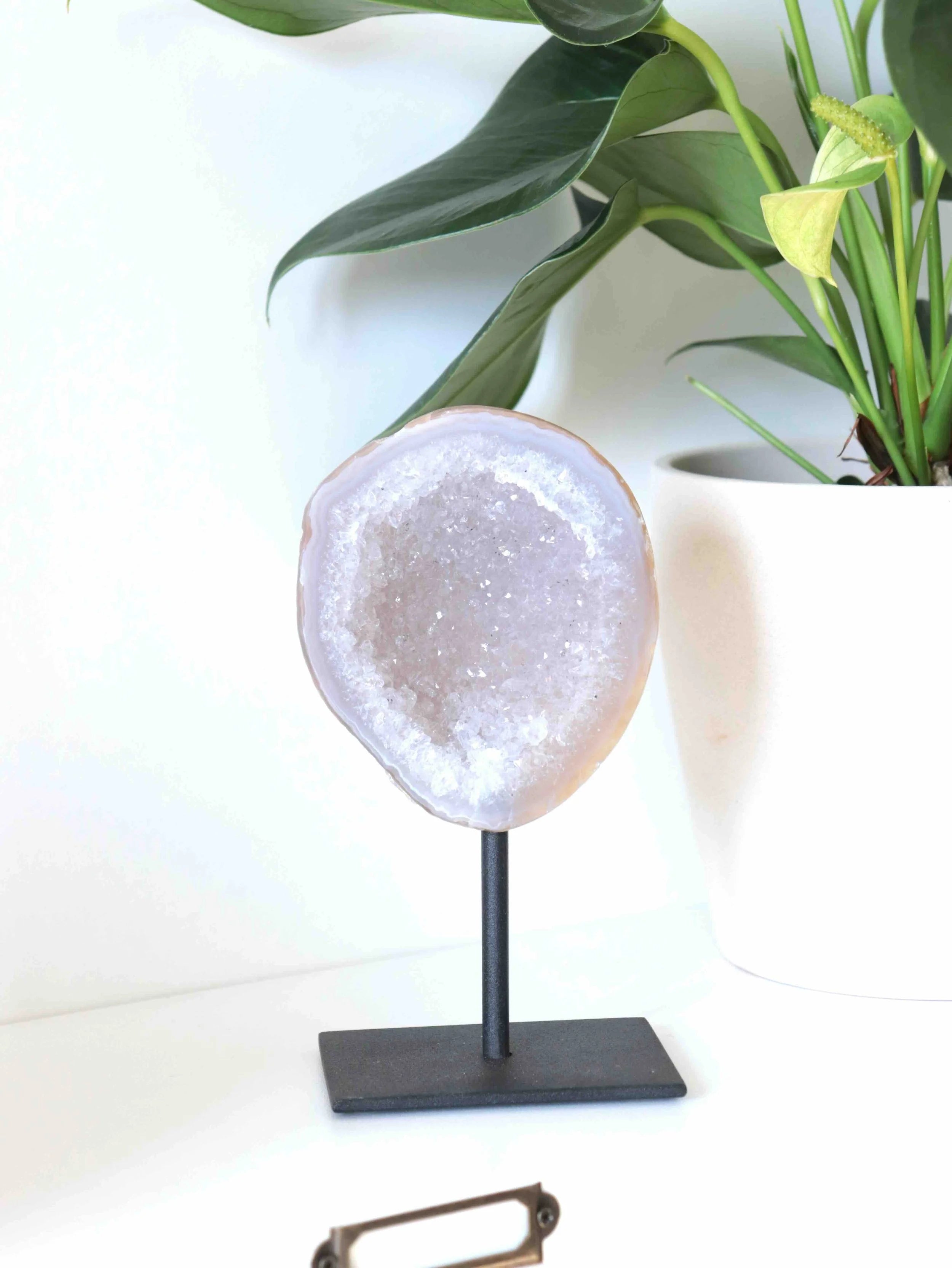 Petite Agate sur pied | Pierre pour le courage et la chance | SOLYA | Bijoux, cristaux & minéraux en Belgique | Eshop de pierres ethiques & naturelles | Sélectionnees par une gemmologue