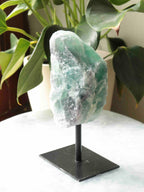 Petite Fluorite sur pied - Pierre pour la détente & la reconnection à son savoir - SOLYA - Bijoux, Cristaux et mineraux en Belgique - Boutique de pierres naturelles et ethiques