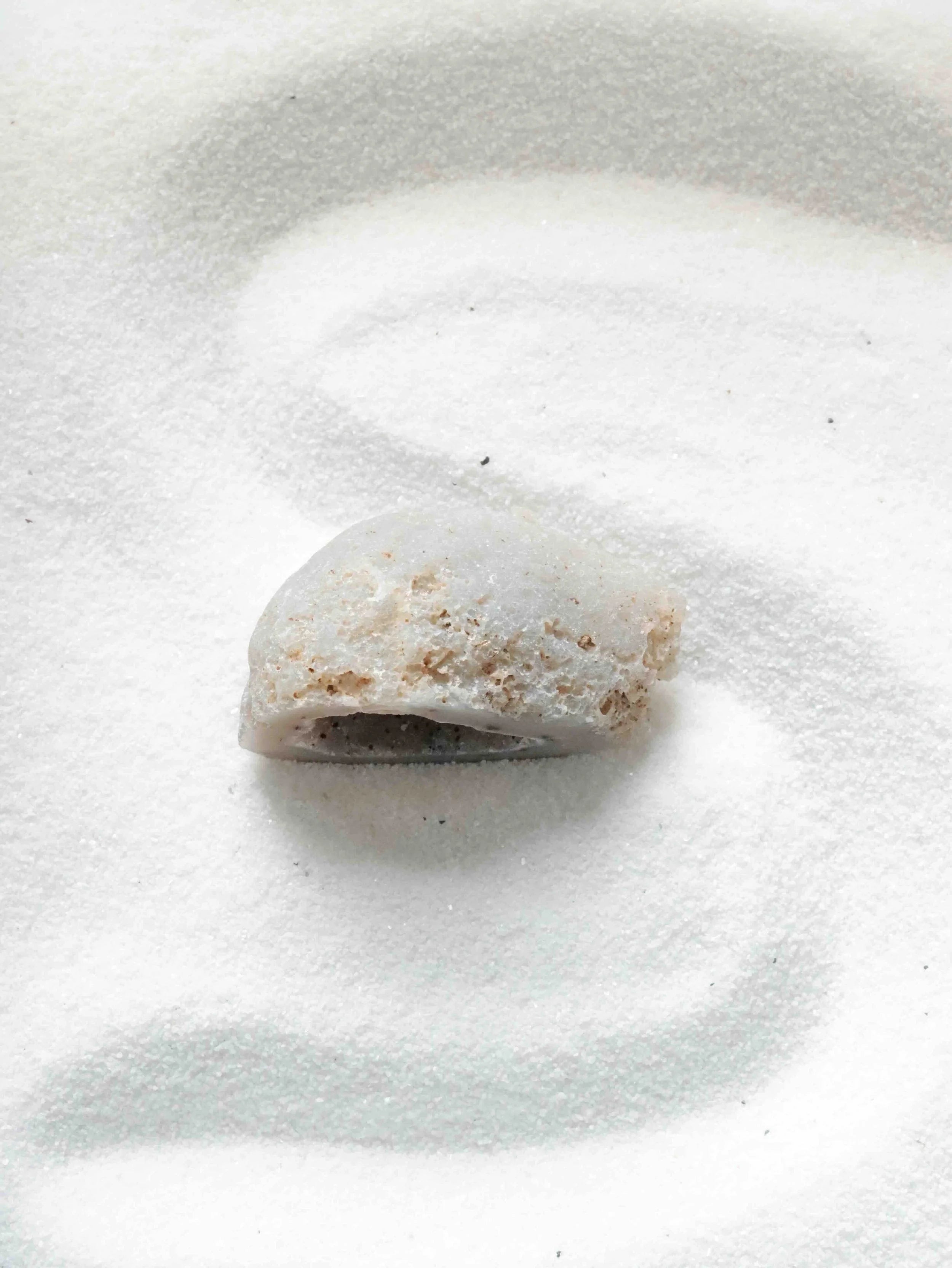 Petite Geode d'Agate | Pierre pour le courage & la chance | SOLYA | Bijoux, cristaux & minéraux en Belgique | Eshop de pierres ethiques & naturelles | Sélectionnees par une gemmologue