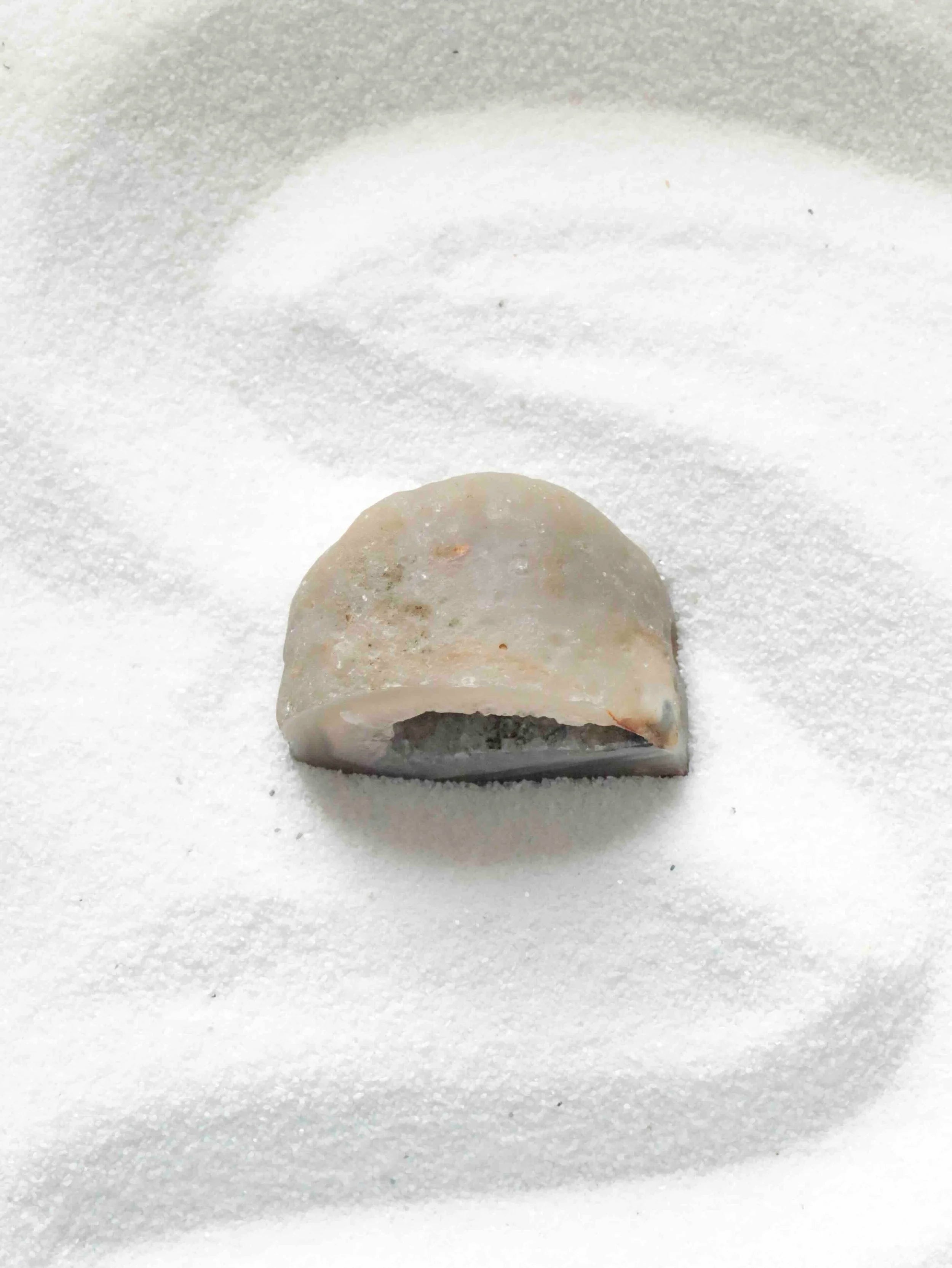 Petite Geode d'Agate | Pierre pour le courage & la chance | SOLYA | Bijoux, cristaux & minéraux en Belgique | Eshop de pierres ethiques & naturelles | Sélectionnees par une gemmologue