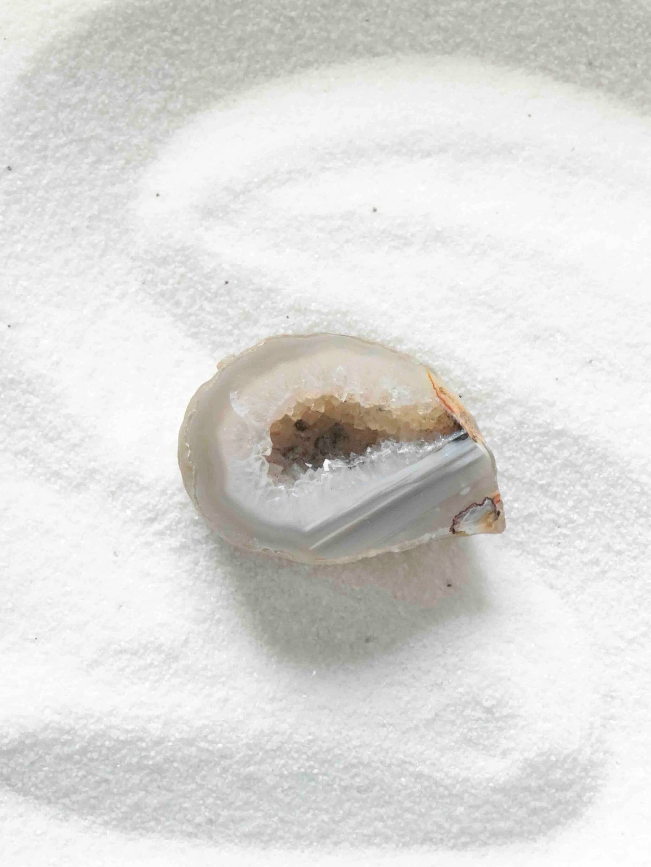 Petite Geode d'Agate | Pierre pour le courage & la chance | SOLYA | Bijoux, cristaux & minéraux en Belgique | Eshop de pierres ethiques & naturelles | Sélectionnees par une gemmologue