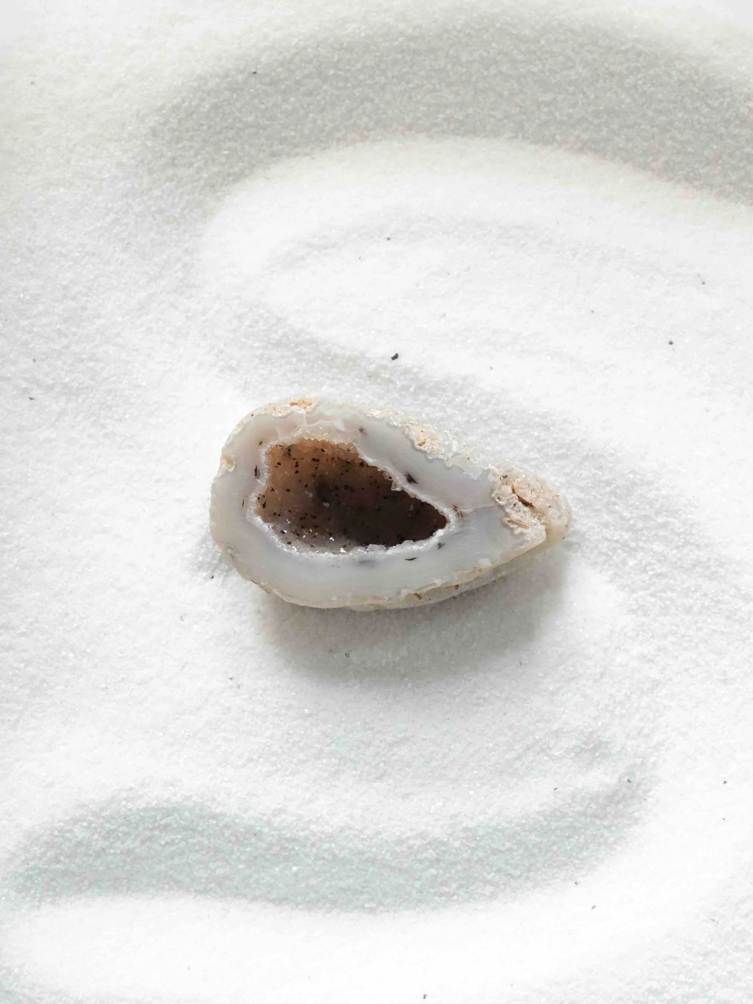 Petite Geode d'Agate | Pierre pour le courage & la chance | SOLYA | Bijoux, cristaux & minéraux en Belgique | Eshop de pierres ethiques & naturelles | Sélectionnees par une gemmologue