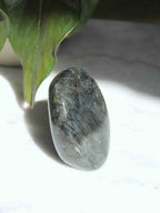 Petite Labradorite lentille de Madagascar - Pierre pour se sentir protégé - SOLYA - Bijoux, Cristaux et mineraux en Belgique - Boutique de pierres naturelles et ethiques