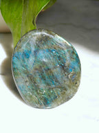 Petite Labradorite lentille de Madagascar - Pierre pour se sentir protégé - SOLYA - Bijoux, Cristaux et mineraux en Belgique - Boutique de pierres naturelles et ethiques