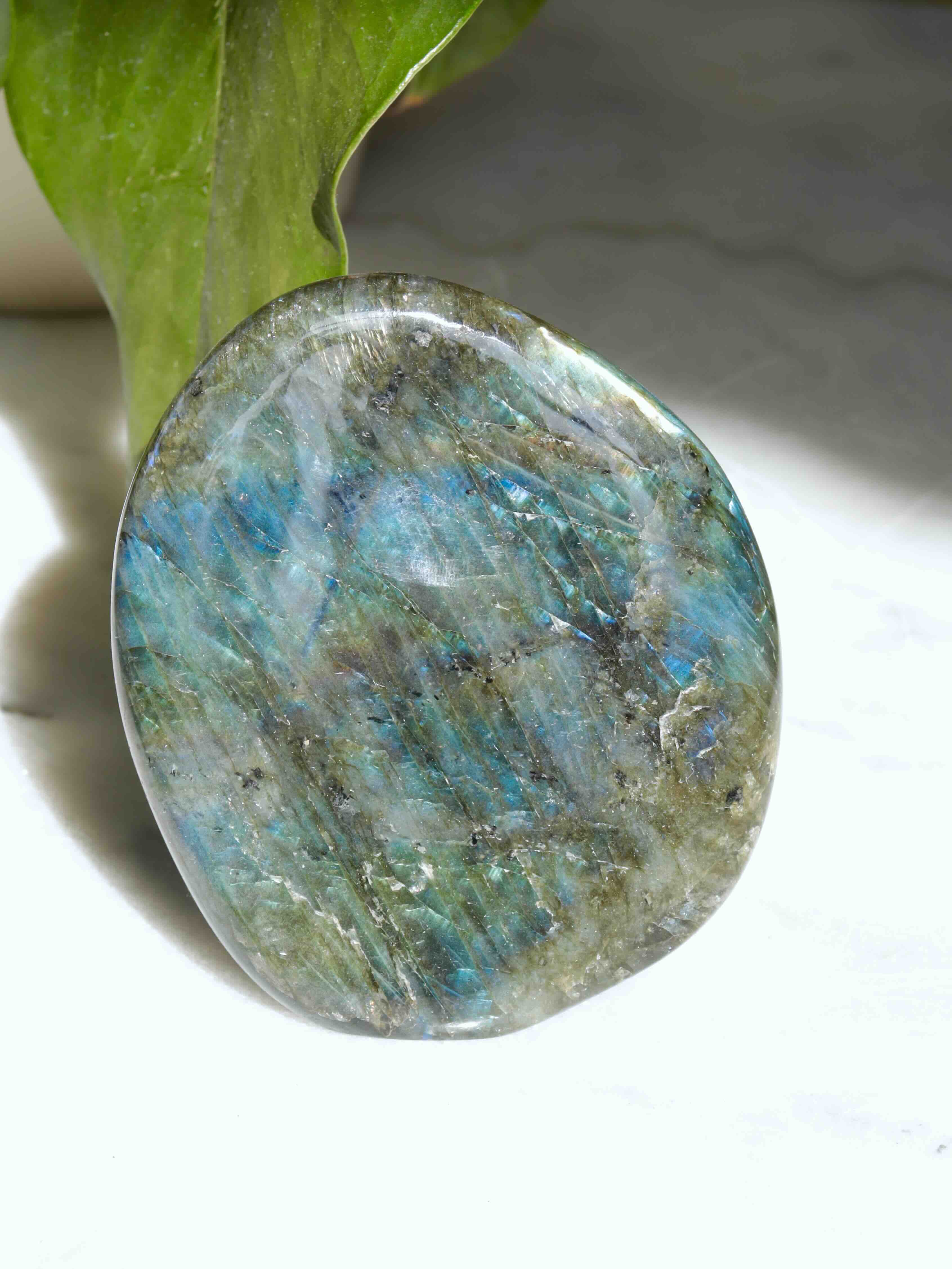 Petite Labradorite lentille de Madagascar - Pierre pour se sentir protégé - SOLYA - Bijoux, Cristaux et mineraux en Belgique - Boutique de pierres naturelles et ethiques