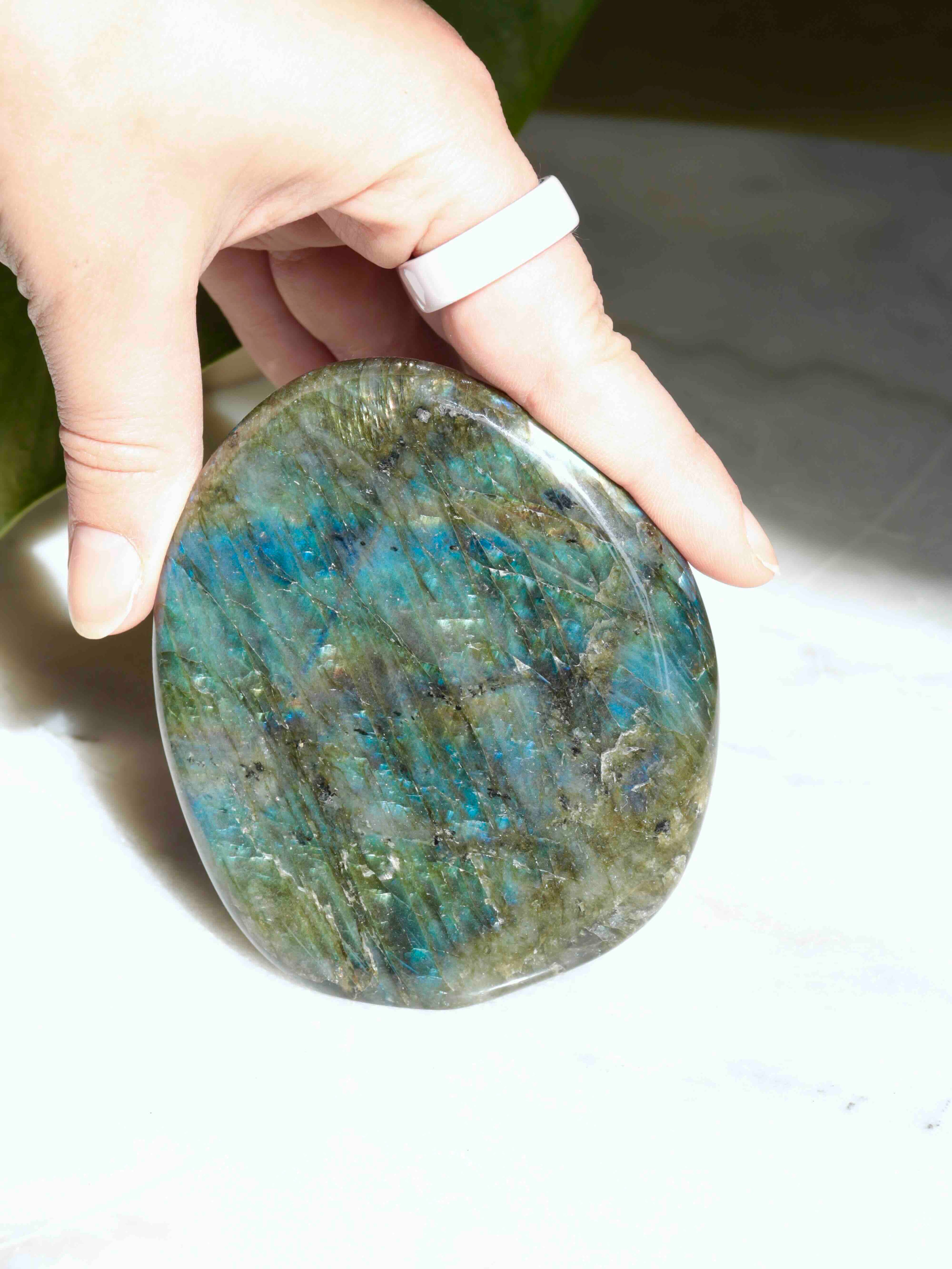 Petite Labradorite lentille de Madagascar - Pierre pour se sentir protégé - SOLYA - Bijoux, Cristaux et mineraux en Belgique - Boutique de pierres naturelles et ethiques