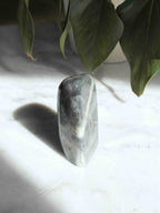 Petite Labradorite violette de Madagascar - Pierre pour se sentir protégé - SOLYA - Bijoux, Cristaux et mineraux en Belgique - Boutique de pierres naturelles et ethiques